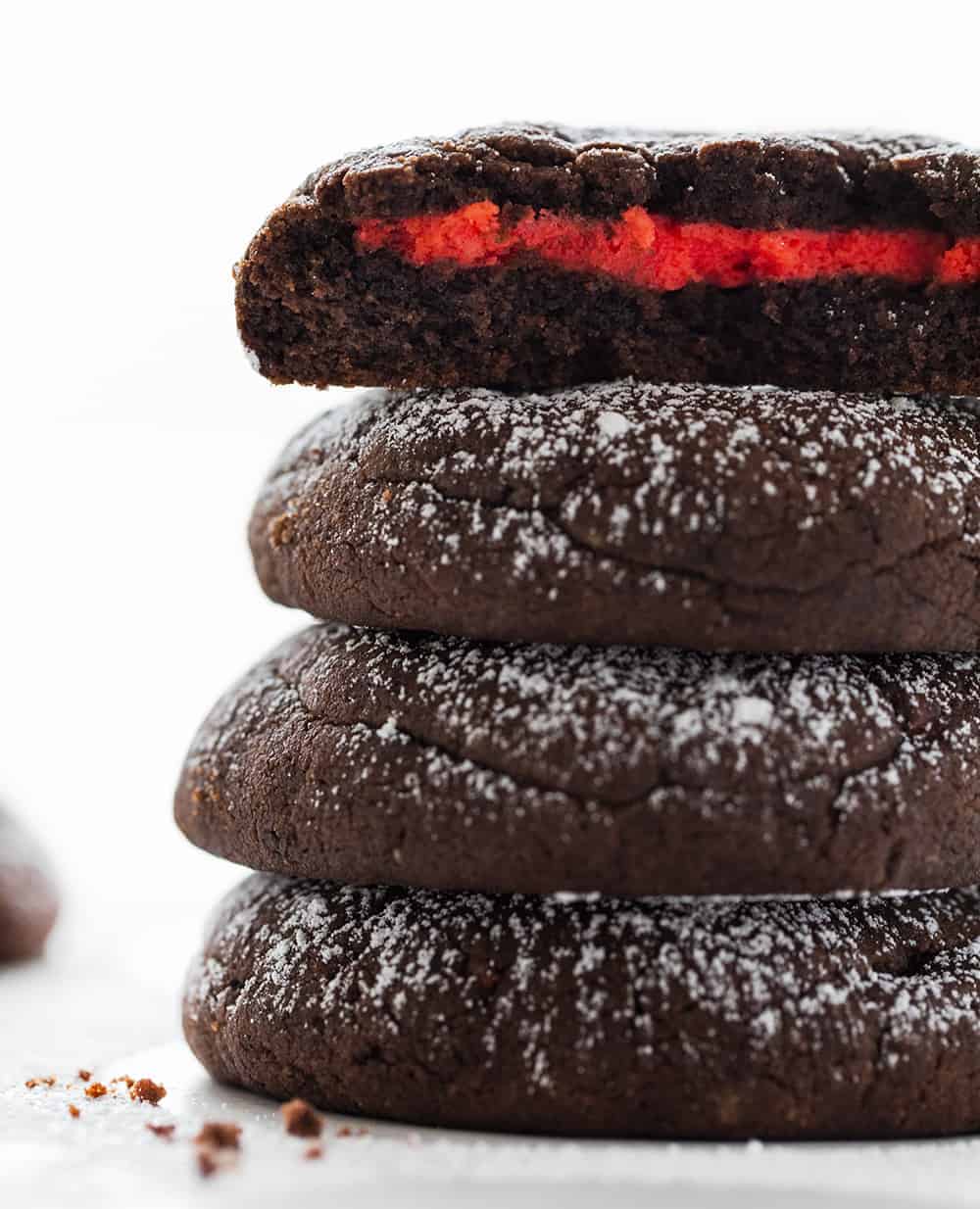 Raspberry Cheesecake Chocolate Sugar Cookies are melt in your mouth chocolate sugar cookies with a raspberry cream cheese filling inside! Chocolate Sugar Cookies, Stuffed Cookies, Easy chocolate sugar cookies, chocolate stuffed cookies, how to make stuffed cookies, chocolate raspberry cookies, chocolate raspberry dessert, sweets, recipes, baking, cookies, i am baker 堆栈的覆盆子芝士蛋糕巧克力糖饼干