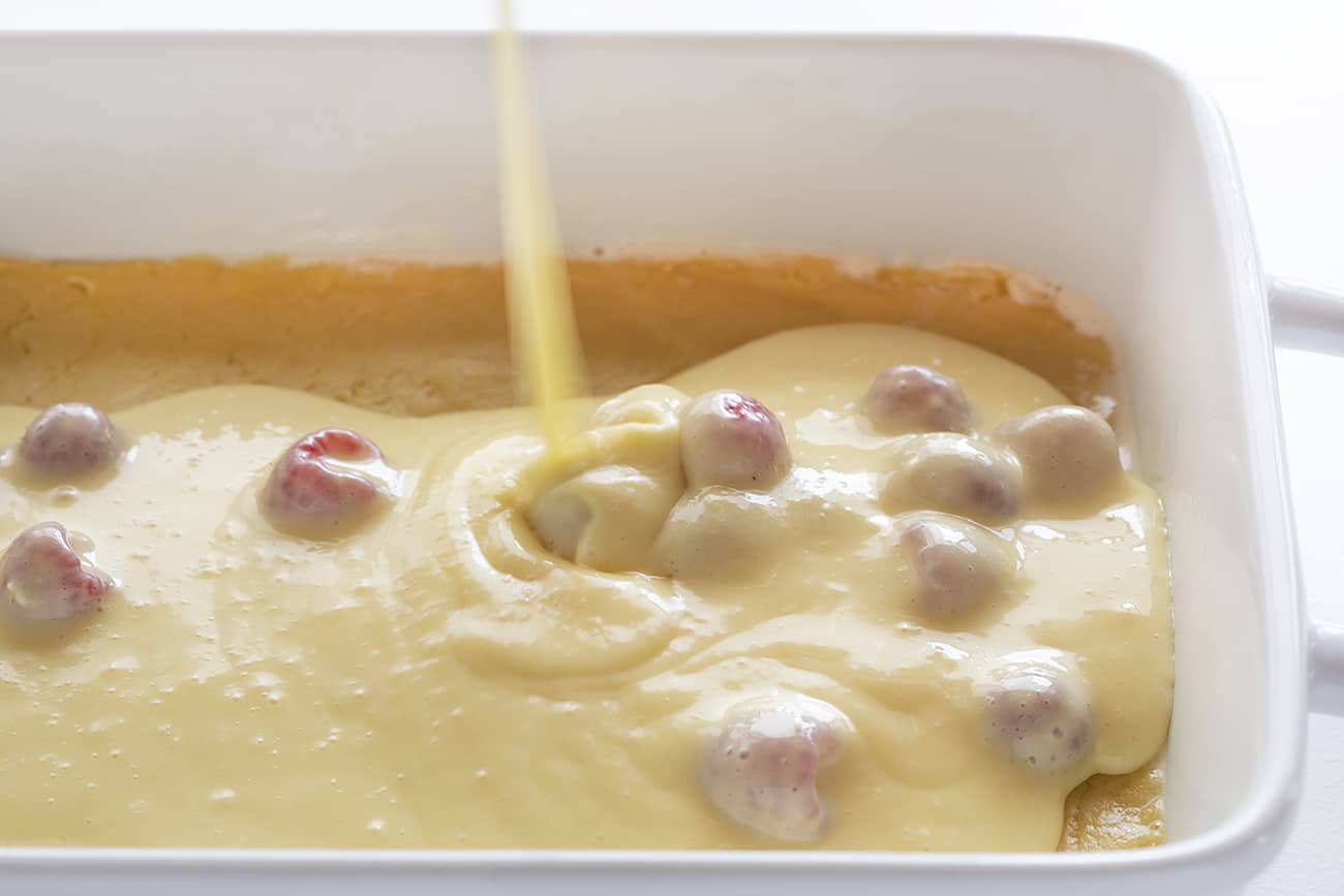 Raspberry Lemon Ooey Gooey Cake is so easy to make and so delicious to eat! Ooey Gooey Cake, Lemon Cake, Raspberry Lemon Cake, How to Make Lemon Cake, Hoe to Make Ooey Gooey Cake, Easy Cake, Semi-homemade Cake, Box Cake Mix, Baking, Recipes, I am baker, Cake 把柠檬奶油芝士混合物在柠檬蛋糕