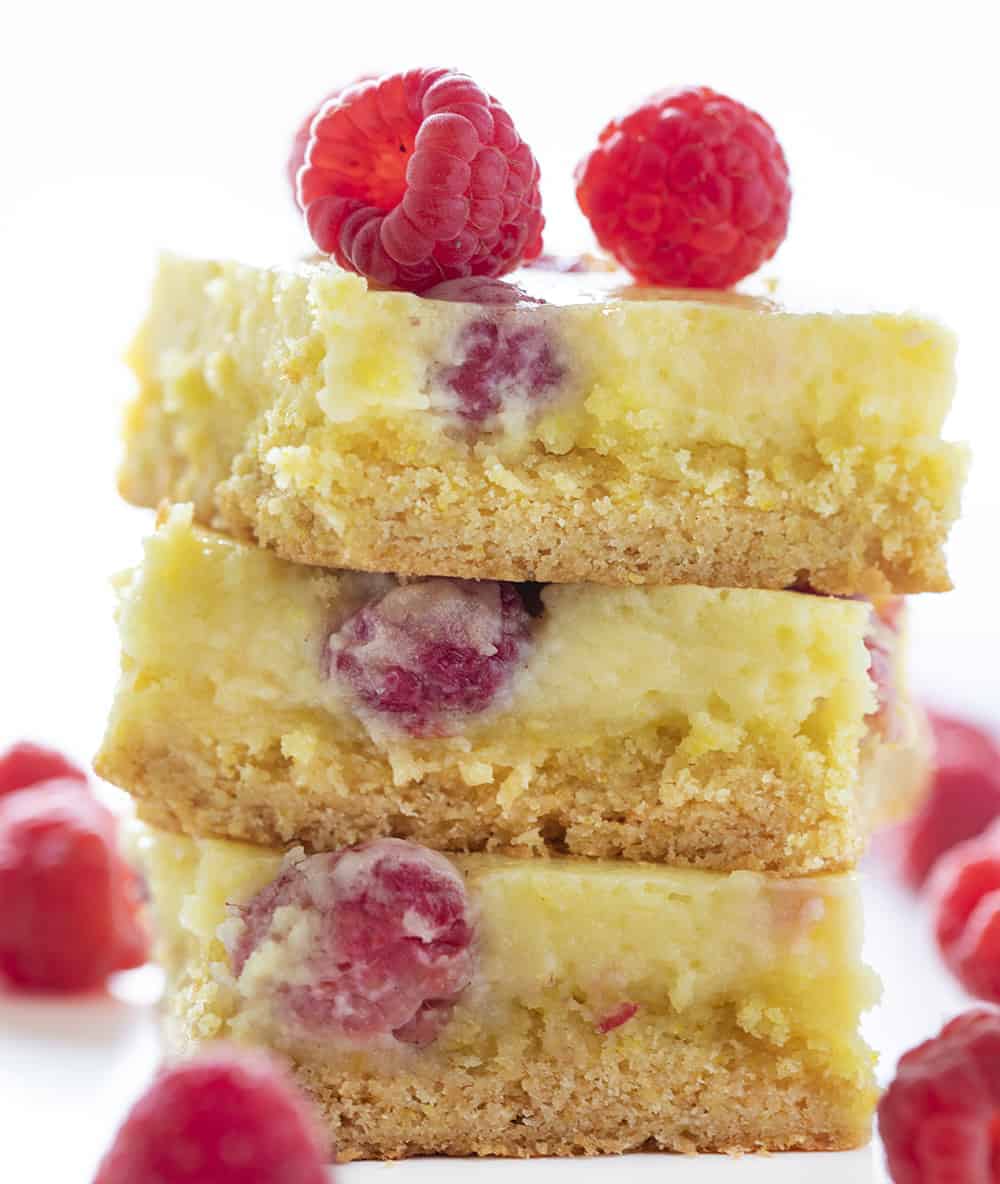 Raspberry Lemon Ooey Gooey Cake is so easy to make and so delicious to eat! Ooey Gooey Cake, Lemon Cake, Raspberry Lemon Cake, How to Make Lemon Cake, Hoe to Make Ooey Gooey Cake, Easy Cake, Semi-homemade Cake, Box Cake Mix, Baking, Recipes, I am baker, Cake 堆满了新鲜的树莓树莓柠檬Ooey感伤的蛋糕