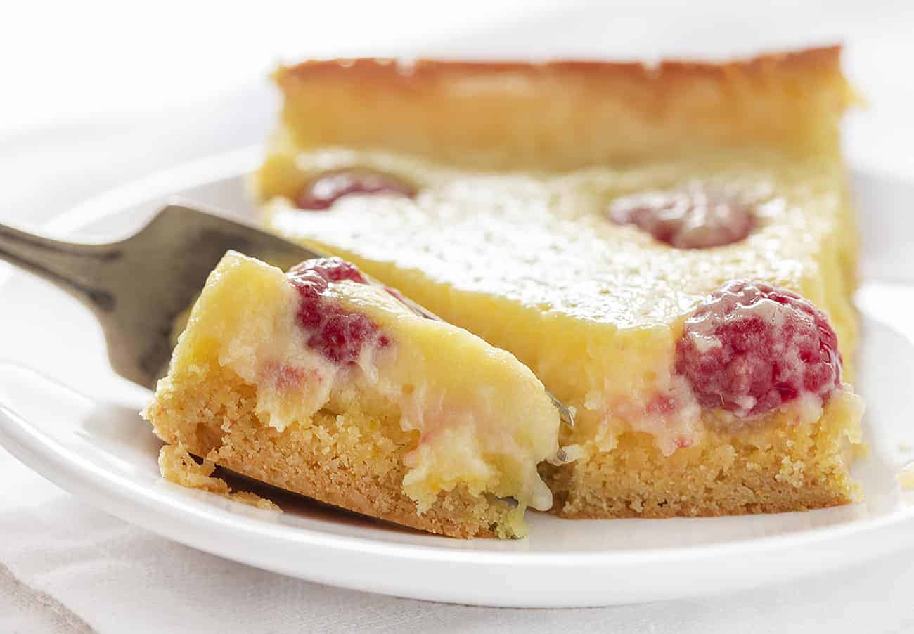 Raspberry Lemon Ooey Gooey Cake is so easy to make and so delicious to eat! Ooey Gooey Cake, Lemon Cake, Raspberry Lemon Cake, How to Make Lemon Cake, Hoe to Make Ooey Gooey Cake, Easy Cake, Semi-homemade Cake, Box Cake Mix, Baking, Recipes, I am baker, Cake 叉切割到树莓柠檬Ooey感伤的蛋糕