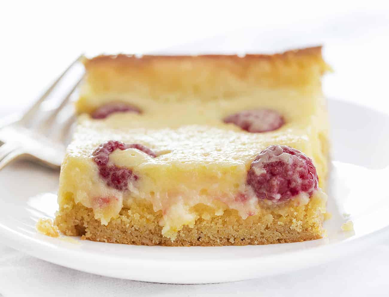 Raspberry Lemon Ooey Gooey Cake is so easy to make and so delicious to eat! Ooey Gooey Cake, Lemon Cake, Raspberry Lemon Cake, How to Make Lemon Cake, Hoe to Make Ooey Gooey Cake, Easy Cake, Semi-homemade Cake, Box Cake Mix, Baking, Recipes, I am baker, Cake 一块树莓柠檬Ooey感伤的蛋糕