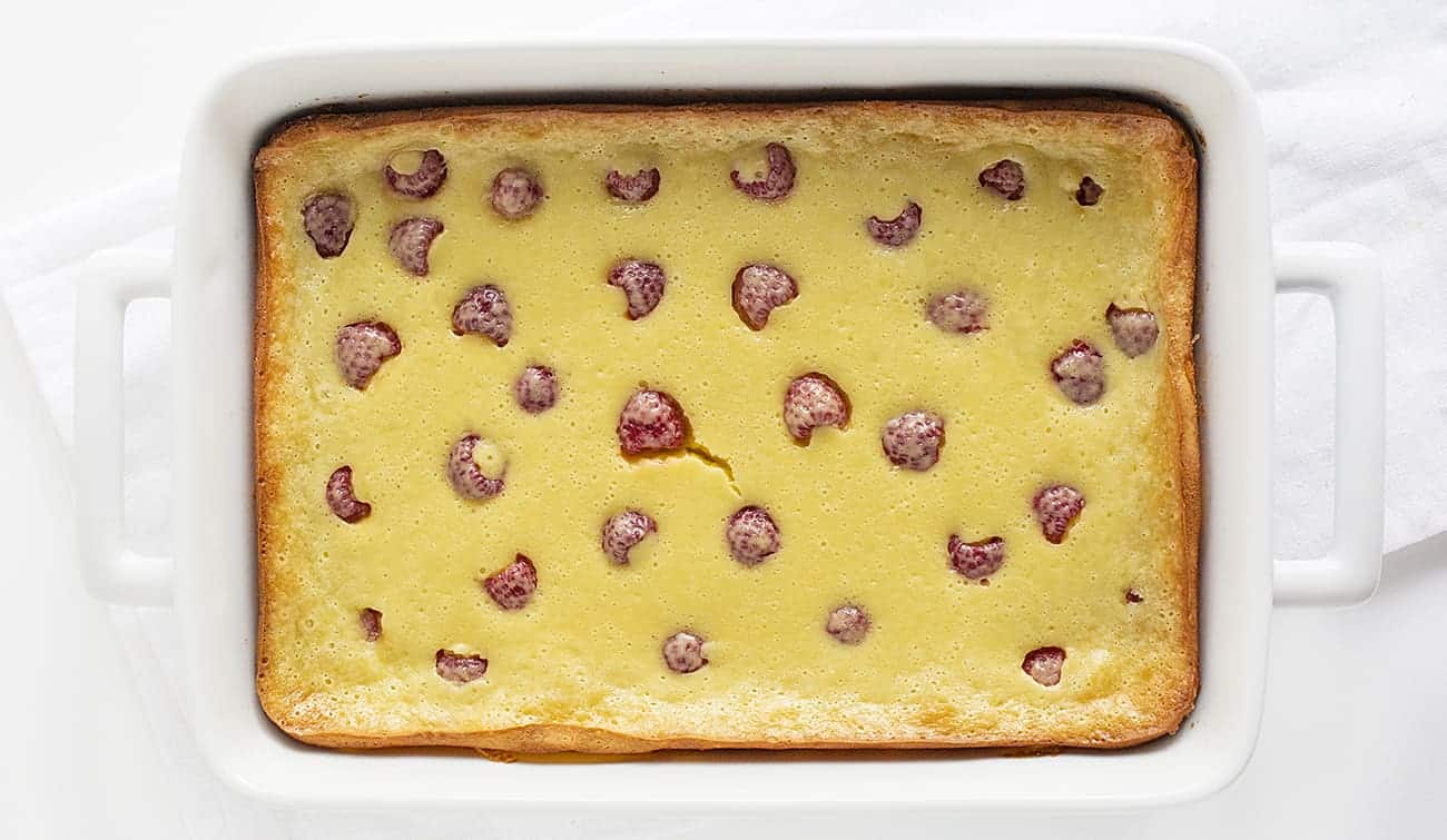 Raspberry Lemon Ooey Gooey Cake is so easy to make and so delicious to eat! Ooey Gooey Cake, Lemon Cake, Raspberry Lemon Cake, How to Make Lemon Cake, Hoe to Make Ooey Gooey Cake, Easy Cake, Semi-homemade Cake, Box Cake Mix, Baking, Recipes, I am baker, Cake 顶视图的树莓柠檬ooey感伤的蛋糕