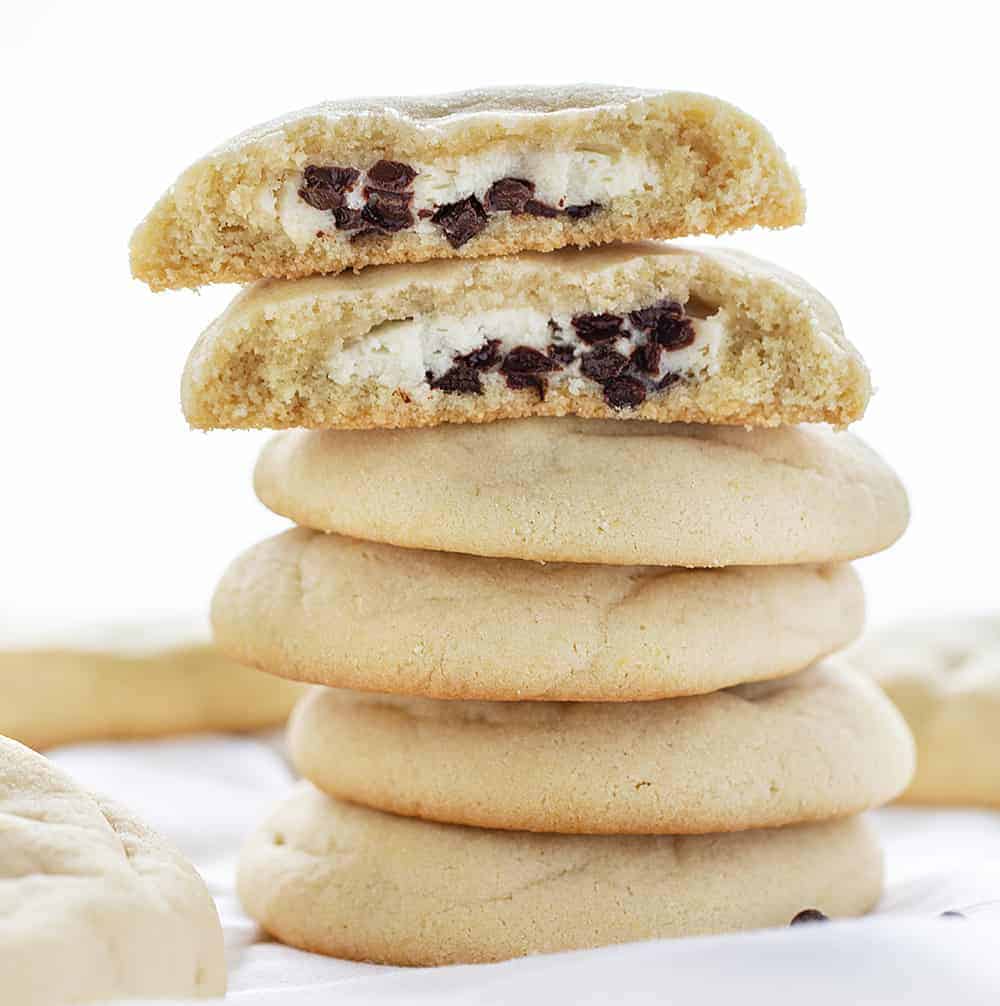 Chocolate Chip Cheesecake Sugar Cookies start with the perfect sugar cookie recipe that surrounds a creamy, chocolatey center! Sugar Cookies, Sugar Cookie Recipe, How to Make Amish Sugar Cookies, Easy Sugar Cookie Recipe, Stuffed Cookies, How to Make Stuffed Cookies, Chocolate Chip Cheesecake Stuffed Cookies, Stuffed Cookie Recipe, Dessert, Cookies, Recipes, i am baker 堆6糖饼干巧克力芝士蛋糕饼干