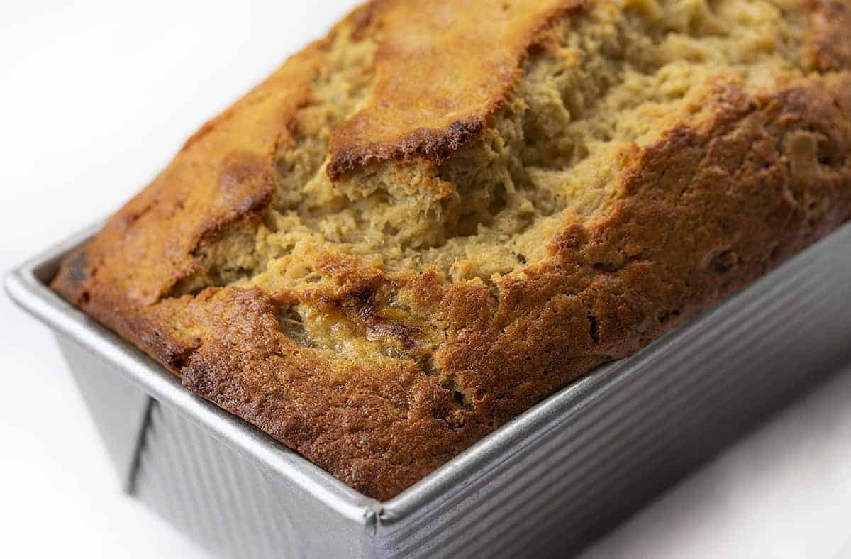 This Sourdough Banana Bread made with a sourdough starter is a light and delicious bread full of pure banana flavor that is so good you don't even need to add butter! sourdough banana bread, banana bread recipes, bread recipes, sourdough starter, iambaker, i am baker, baking bread, homemade bread 面包酵母的香蕉面包锅