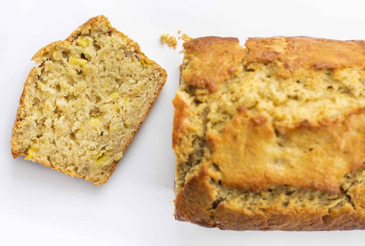 This Sourdough Banana Bread made with a sourdough starter is a light and delicious bread full of pure banana flavor that is so good you don't even need to add butter! sourdough banana bread, banana bread recipes, bread recipes, sourdough starter, iambaker, i am baker, baking bread, homemade bread 顶视图的酵母香蕉面包有一片切