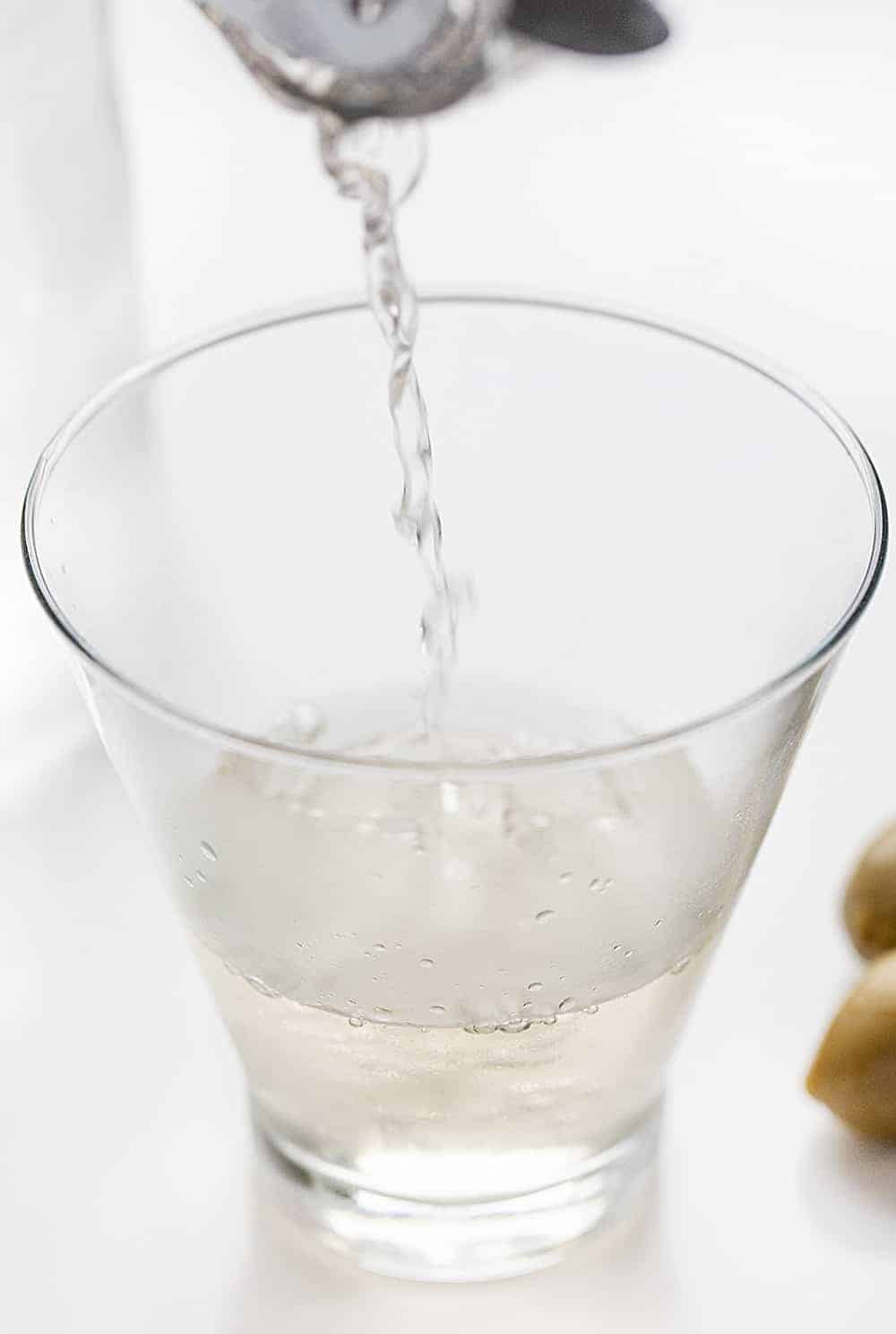 Make your own Dirty Martini with your favorite vodka and stuffed olives. dirty martini, martini recipe, homemade dirty martini, cocktail recipes, iambaker, i am baker 肮脏的马提尼涌入马提尼玻璃