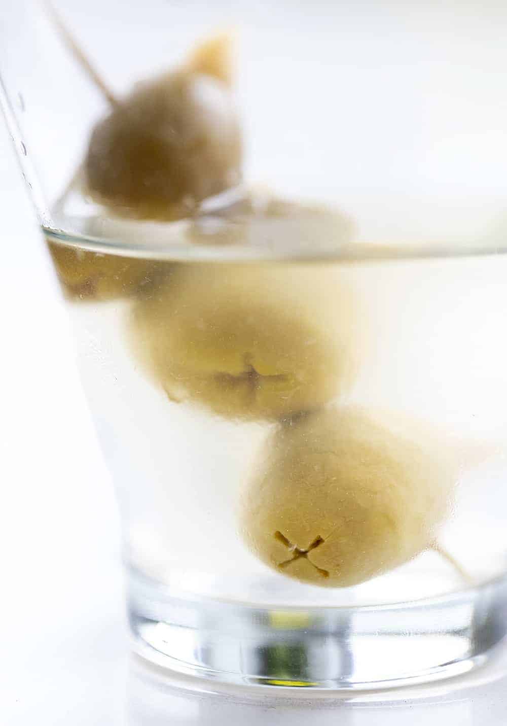 Make your own Dirty Martini with your favorite vodka and stuffed olives. dirty martini, martini recipe, homemade dirty martini, cocktail recipes, iambaker, i am baker 非常接近的伏特加脏马提尼