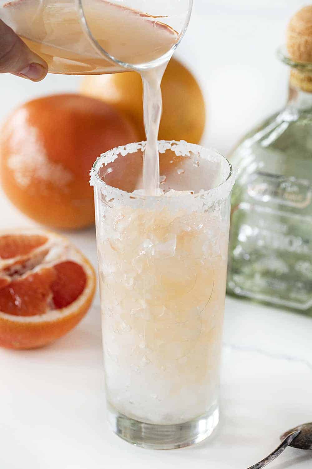 Skip the canned Paloma and make your own grapefruit flavored cocktail with your favorite tequila! Paloma recipe, tequila drinks, tequila, homemade cocktails, iambaker, i am baker 将葡萄柚倒入高玻璃杯中,做成帕洛玛
