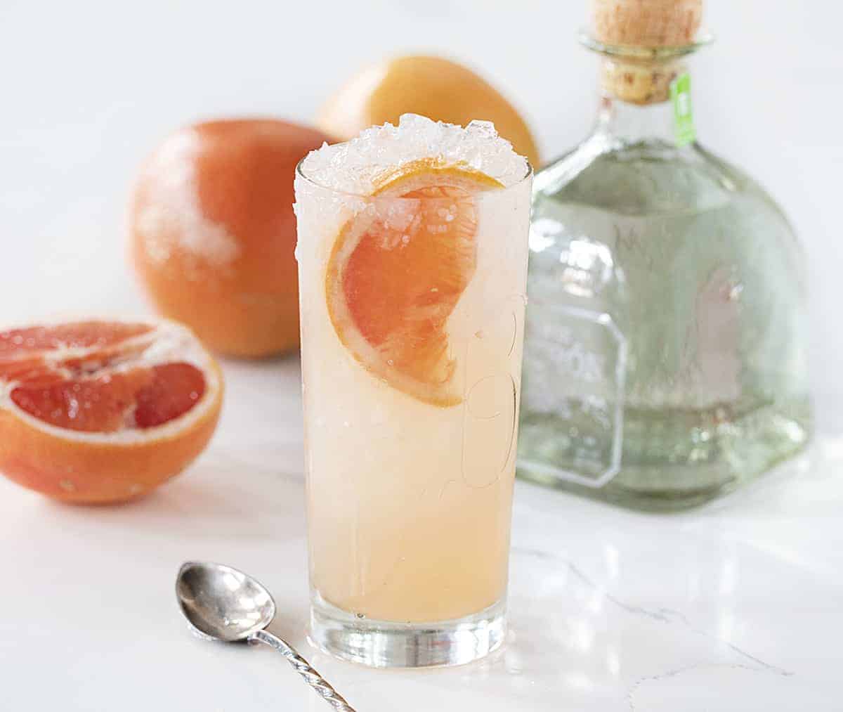 Skip the canned Paloma and make your own grapefruit flavored cocktail with your favorite tequila! Paloma recipe, tequila drinks, tequila, homemade cocktails, iambaker, i am baker 一大杯粉红帕洛玛柚子和培恩