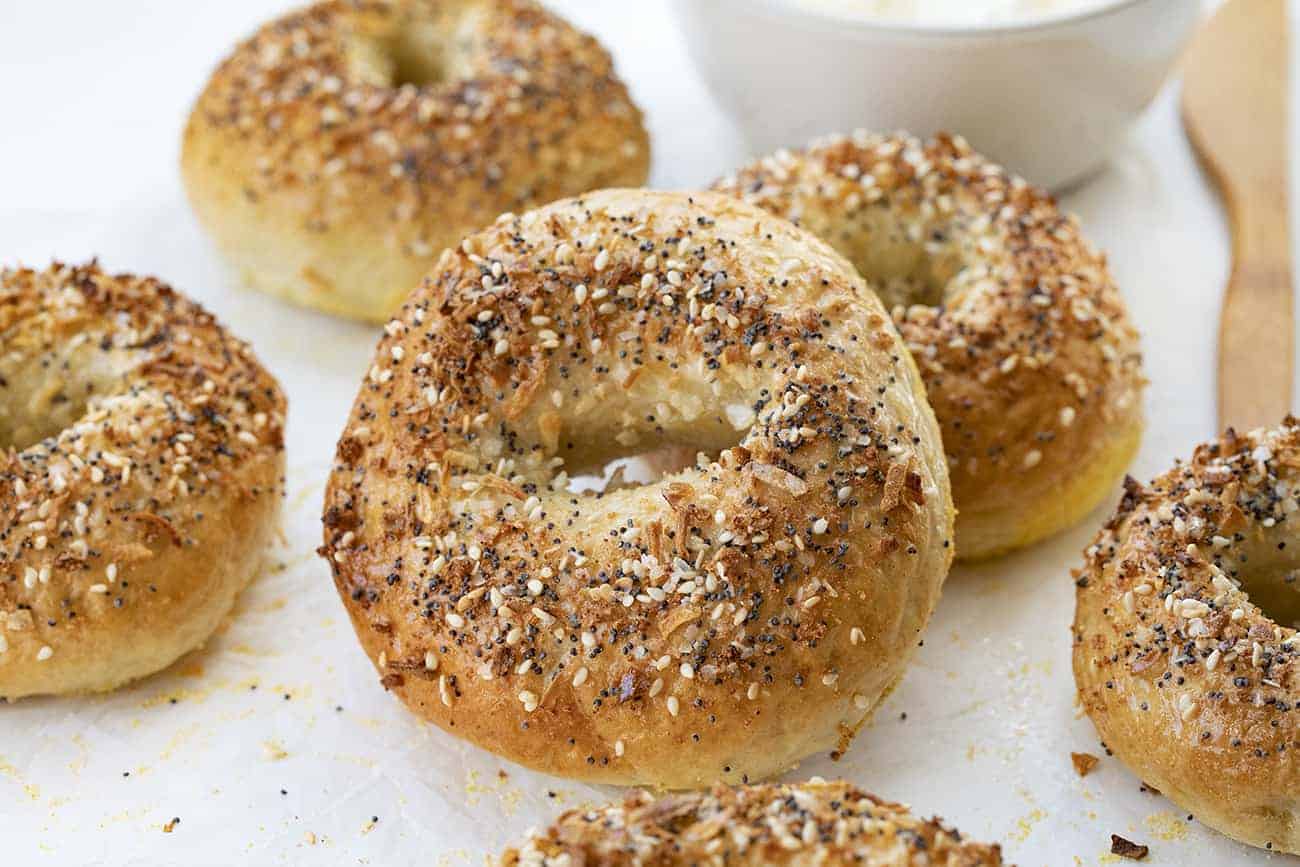 This Everything Bagel takes a plain bagel and tops it with a blend of poppy seeds, sesame seeds, onion flakes, garlic powder, and sea salt! Everything Bagel, How to Make Everything Bagel, Everything Bagel Recipe, Bagels, Bagel Recipes, Homemade Bagels, i am baker, iambaker, baking, breakfast, everything bagel seasoning, recipes 烤百吉饼放在羊皮纸上