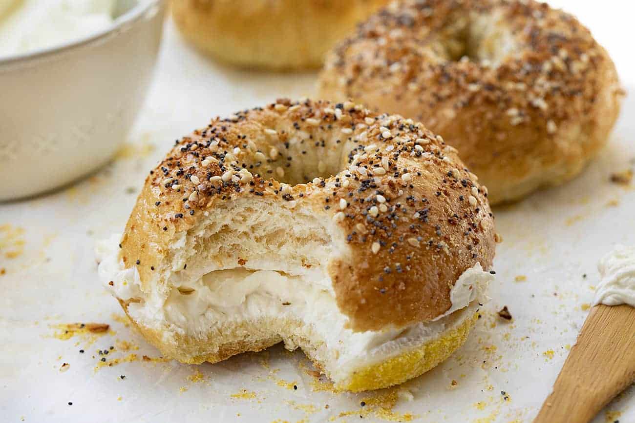 This Everything Bagel takes a plain bagel and tops it with a blend of poppy seeds, sesame seeds, onion flakes, garlic powder, and sea salt! Everything Bagel, How to Make Everything Bagel, Everything Bagel Recipe, Bagels, Bagel Recipes, Homemade Bagels, i am baker, iambaker, baking, breakfast, everything bagel seasoning, recipes 百吉饼里面有奶油芝士