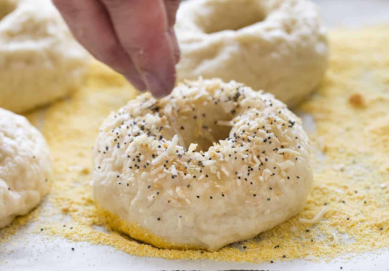 This Everything Bagel takes a plain bagel and tops it with a blend of poppy seeds, sesame seeds, onion flakes, garlic powder, and sea salt! Everything Bagel, How to Make Everything Bagel, Everything Bagel Recipe, Bagels, Bagel Recipes, Homemade Bagels, i am baker, iambaker, baking, breakfast, everything bagel seasoning, recipes 在煮好的东西上撒调味料百吉饼和玉米粉