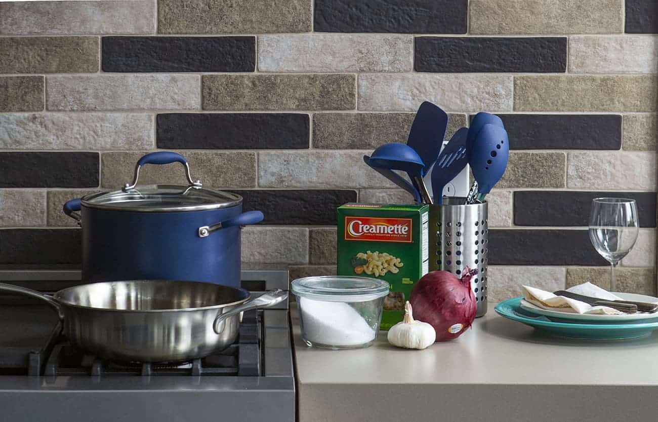 Easy tips and tricks on how you can organize a perfect virtual dinner party! Dinner Party, Virtual Dinner Party, How to Throw a Virtual Dinner Party, Tips for Zoom Party, Tips for Facetime Dinner Party, Cooking with Friends Online, Virtual Party Menu, Virtual Dinner Party Planning, Virtual Party Planning, i am baker, iambaker 为虚拟晚宴准备的材料