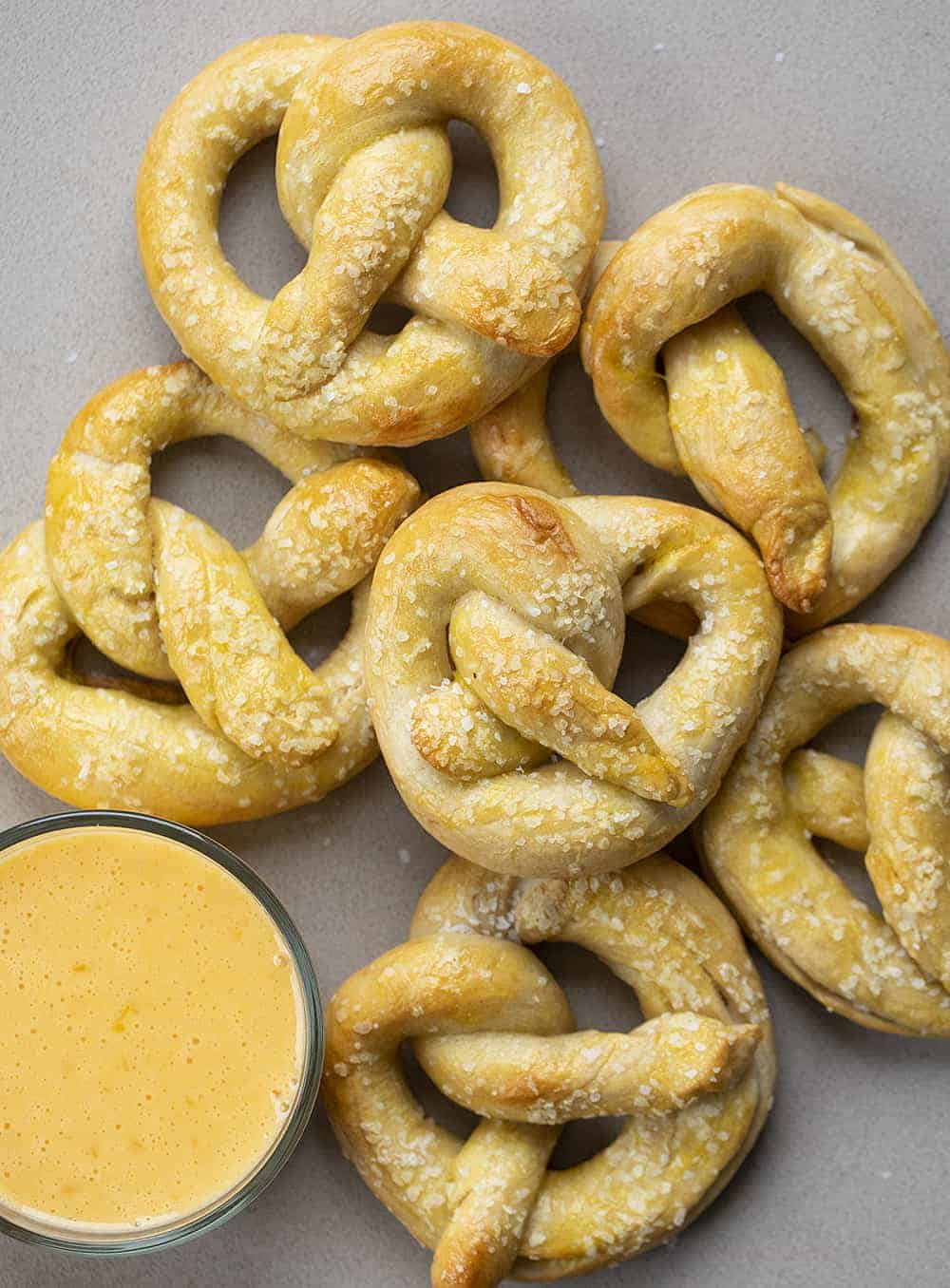 Use your sourdough starter to make your own homemade soft pretzels to dip in your favorite sauce or sprinkles with your favorite toppings! sourdough pretzels, homemade soft pretzels, sourdough starter, sourdough recipes, iambaker, i am baker 头顶图像酸面团自制椒盐卷饼与奶酪蘸酱