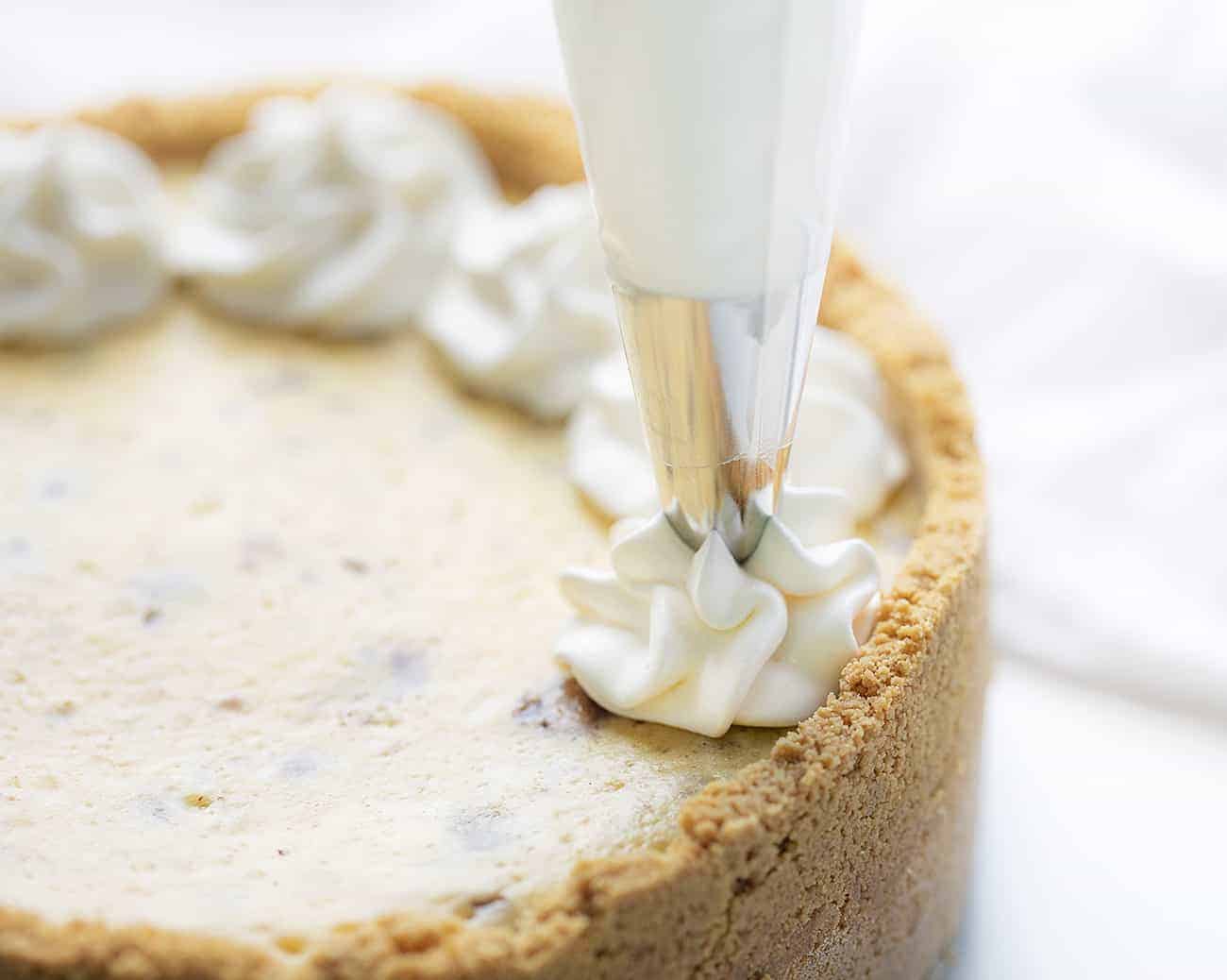 Reese's Cheesecake Pie takes one of my favorite candy treats, Reese's Peanut Butter Cups, and one of my favorite cakes, a cheesecake, and combines the two for this decadent dessert. Cheesecake, Reese's Cheesecake, How to Make Reese's Cheesecake, How to Make Candy Cheesecake, Easy Cheesecake, Summer Baking, Baking, Recipes, Desserts, Easy Desserts, Reese's Peanut Butter Cups, iambaker, i am baker 管道奶油到李斯的芝士蛋糕1美元小费