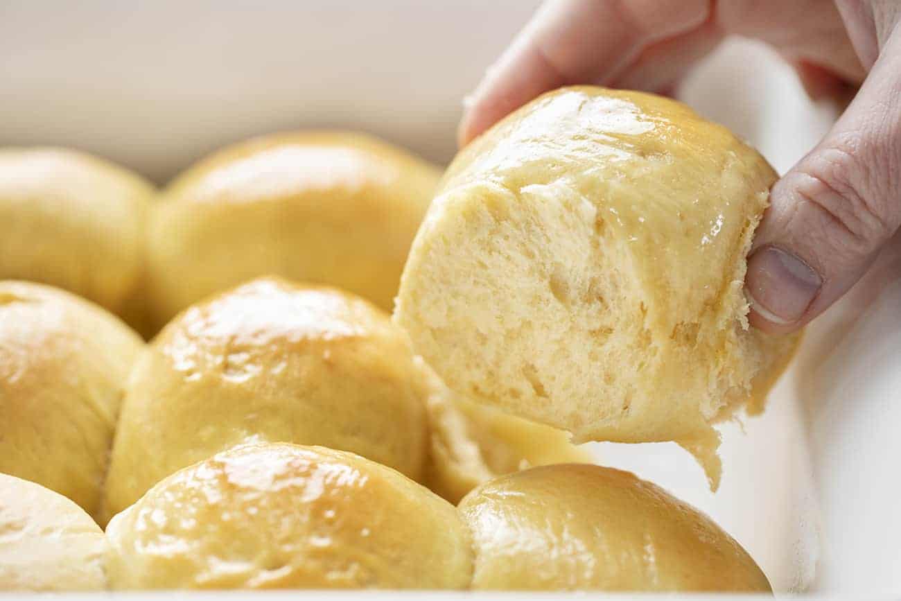 Homemade Hawaiian Rolls are sweet and fluffy rolls that you can make at home and skip the grocery store! Hawaiian Rolls, How to Make Hawaiian Rolls, Soft Rolls, the Softest Rolls, Dinner Rolls, Copycat Hawaiian Rolls, Rolls, homemade rolls, bread, baking, yeast rolls, i am baker, iambaker 手拿夏威夷晚餐卷从烤盘