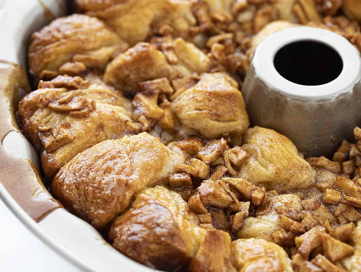 Apple Fritter Monkey Bread is an ooey-gooey pull-apart bread that is filled with chopped apples and covered in a sweet glaze! Monkey Bread, Easy Monkey Bread, Apple Fritters, Apple Fritter Monkey Bread, How to Make Easy Monkey Bread, Apple Fritter Bread, Breakfast, Recipes, Baking, Pillsbury Monkey Bread, i am baker, iambaker 烤好后和翻面前在锅里放苹果和猴子面包