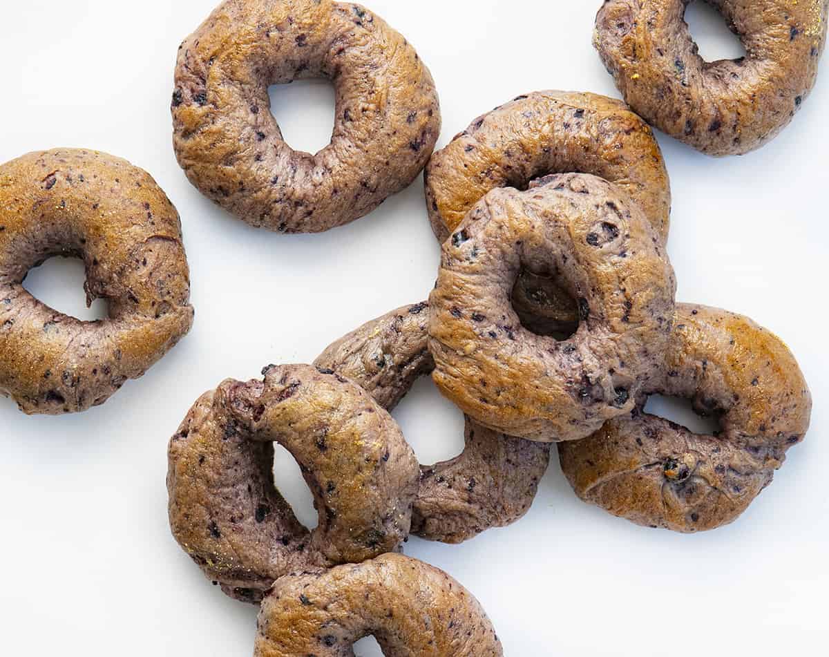 This recipe actually TASTES like a blueberry bagel in the best possible way. It is perfected and delicious! Bagels, Homemade Bagels, Blueberry Bagels, How to Make Homemade Bagels, The Best Blueberry Bagels, baking, recipes, i am baker, iambaker, blueberry, breakfast 最好的蓝莓百吉饼配方射门毛边的开销