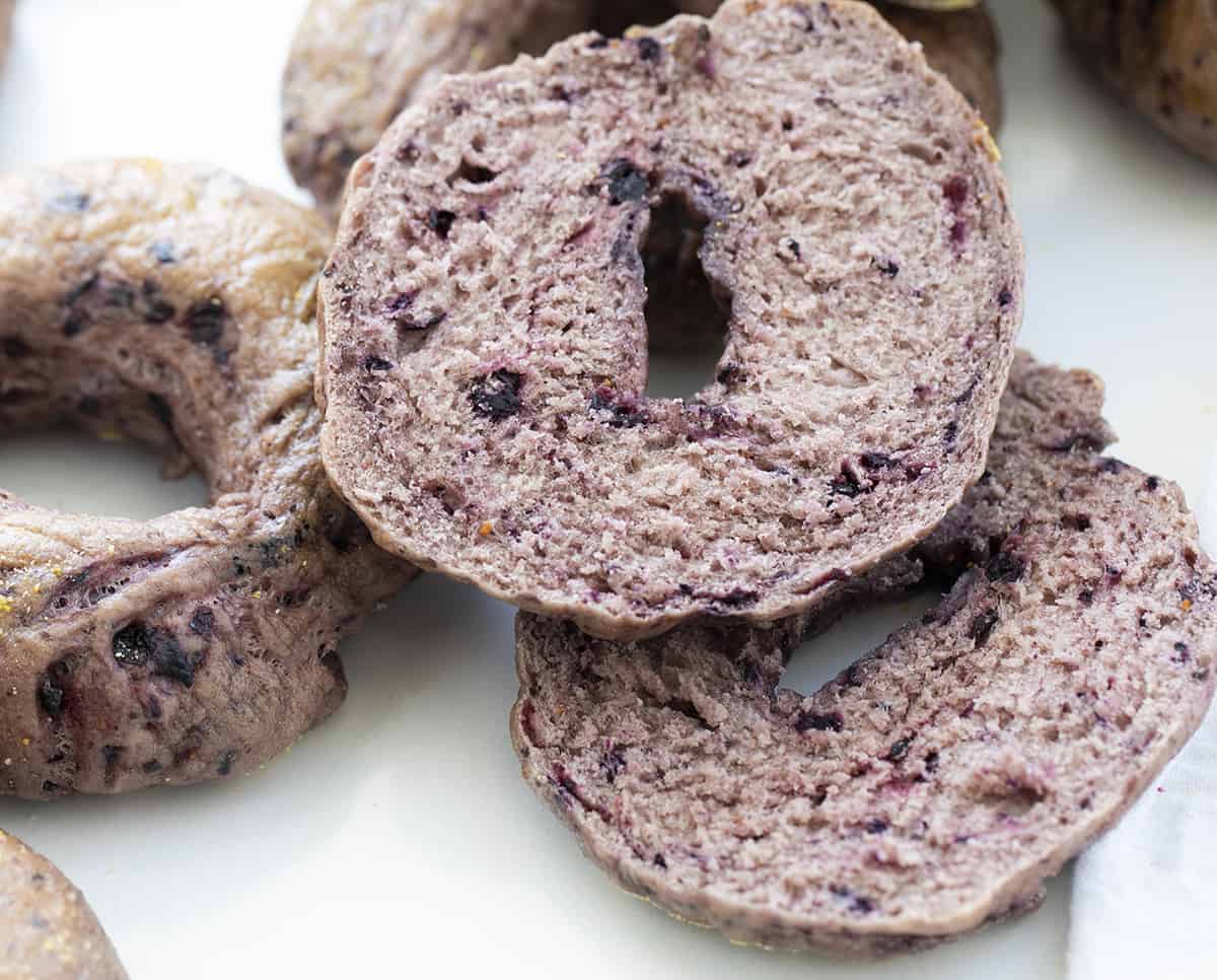 This recipe actually TASTES like a blueberry bagel in the best possible way. It is perfected and delicious! Bagels, Homemade Bagels, Blueberry Bagels, How to Make Homemade Bagels, The Best Blueberry Bagels, baking, recipes, i am baker, iambaker, blueberry, breakfast 近距离的蓝莓百吉饼里面显示减少一半