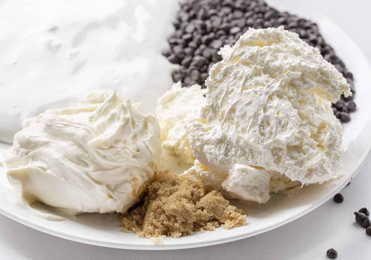 This cream cheese, no-bake Chocolate Chip Dip is a creamy and sweet dip that is as easy to whip together as it is to eat with your favorite sweet crackers or fruit! I saw it on TikTok and it was referred to as 板的原材料——TikTok战利品进入巧克力泡配方hth最新官网登录