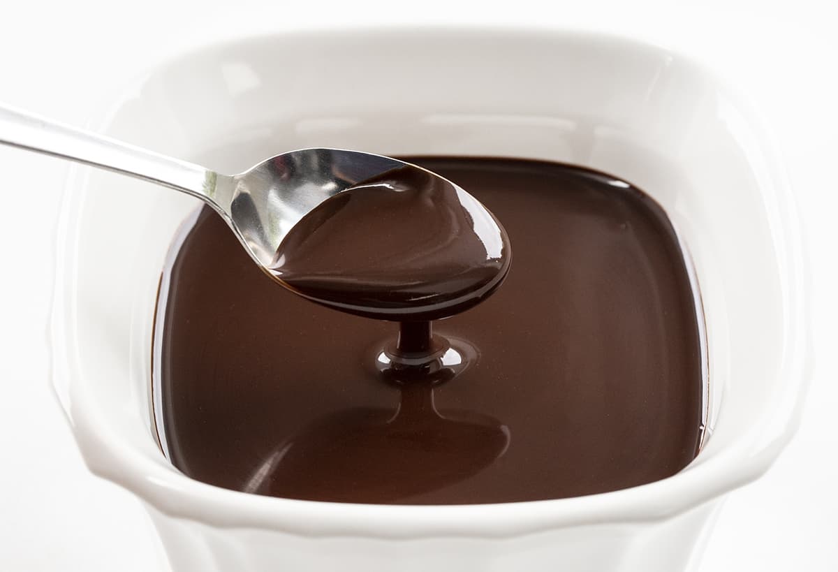 一勺自制巧克力软糖酱，装在白色方形容器里