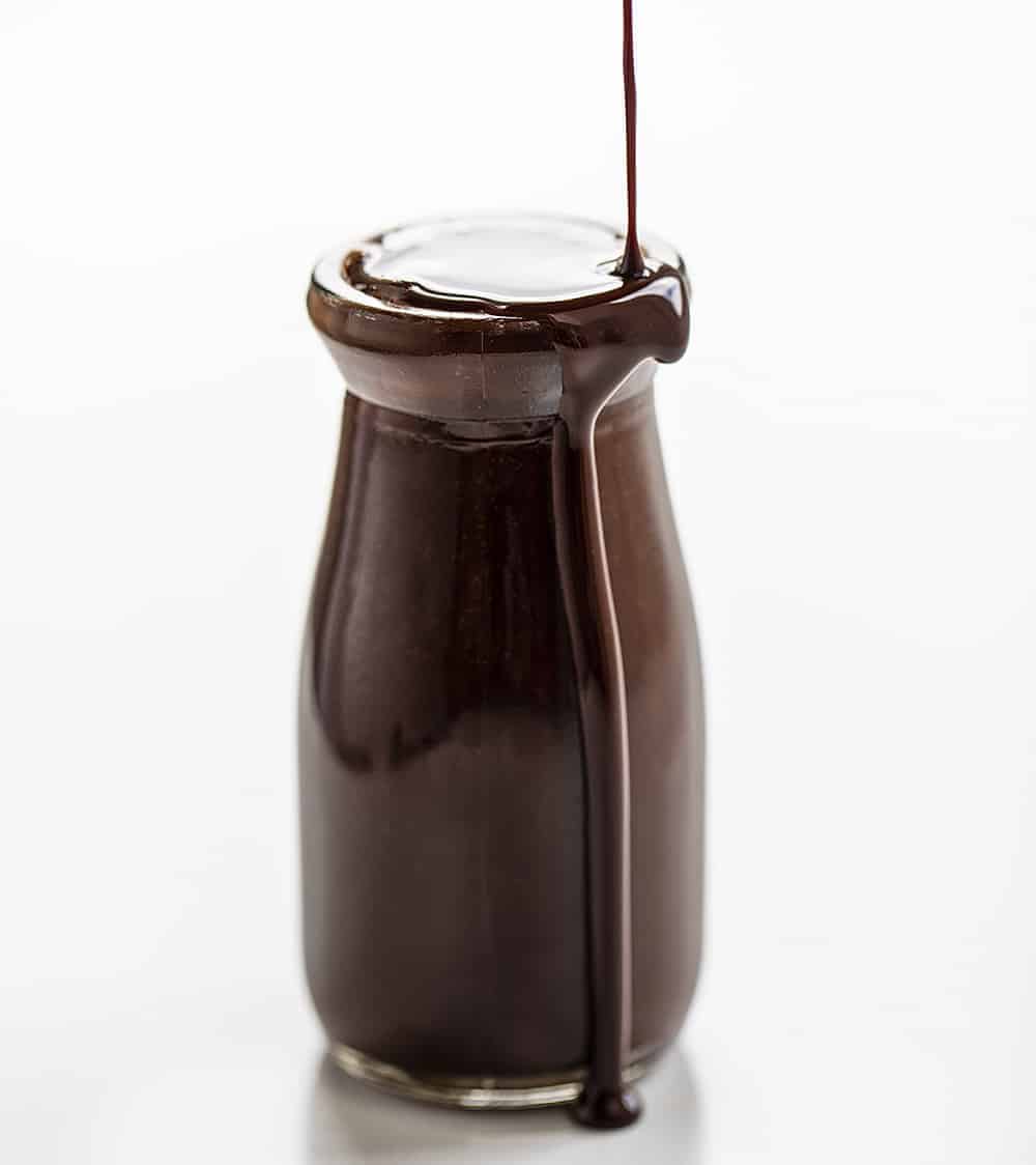 倒巧克力糖浆到罐子和溢出边缘