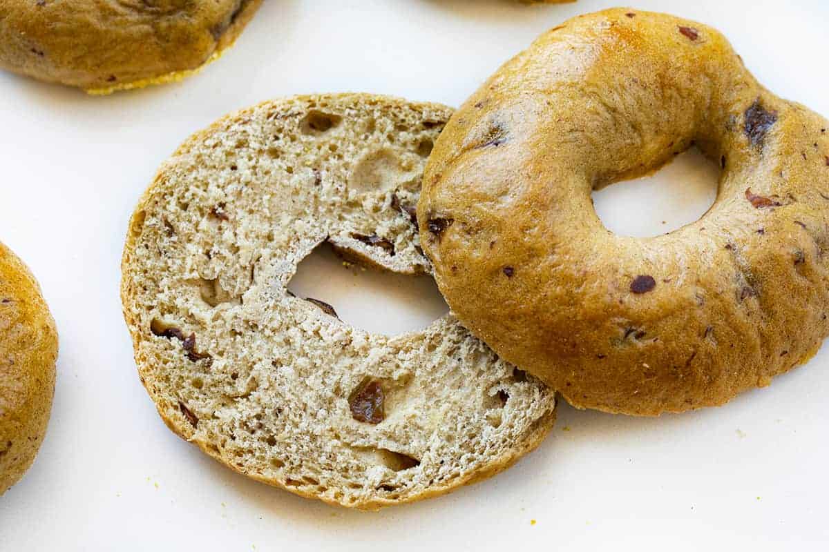 Cinnamon Raisin Bagels are homemade bagels that are loaded with plump raisins and just the right amount of cinnamon spice! Cinnamon Raisin Bagels, How to Make Cinnamon Raisin Bagels, Easy Cinnamon Raising Bagels, the best bagels, homemade bagels, the Best Homemade Bagels, Sweet Bagels, Bagel Recipe, Breakfast, Recipes, i am baker, iambaker 显示内部结构肉桂葡萄干百吉饼切成两半
