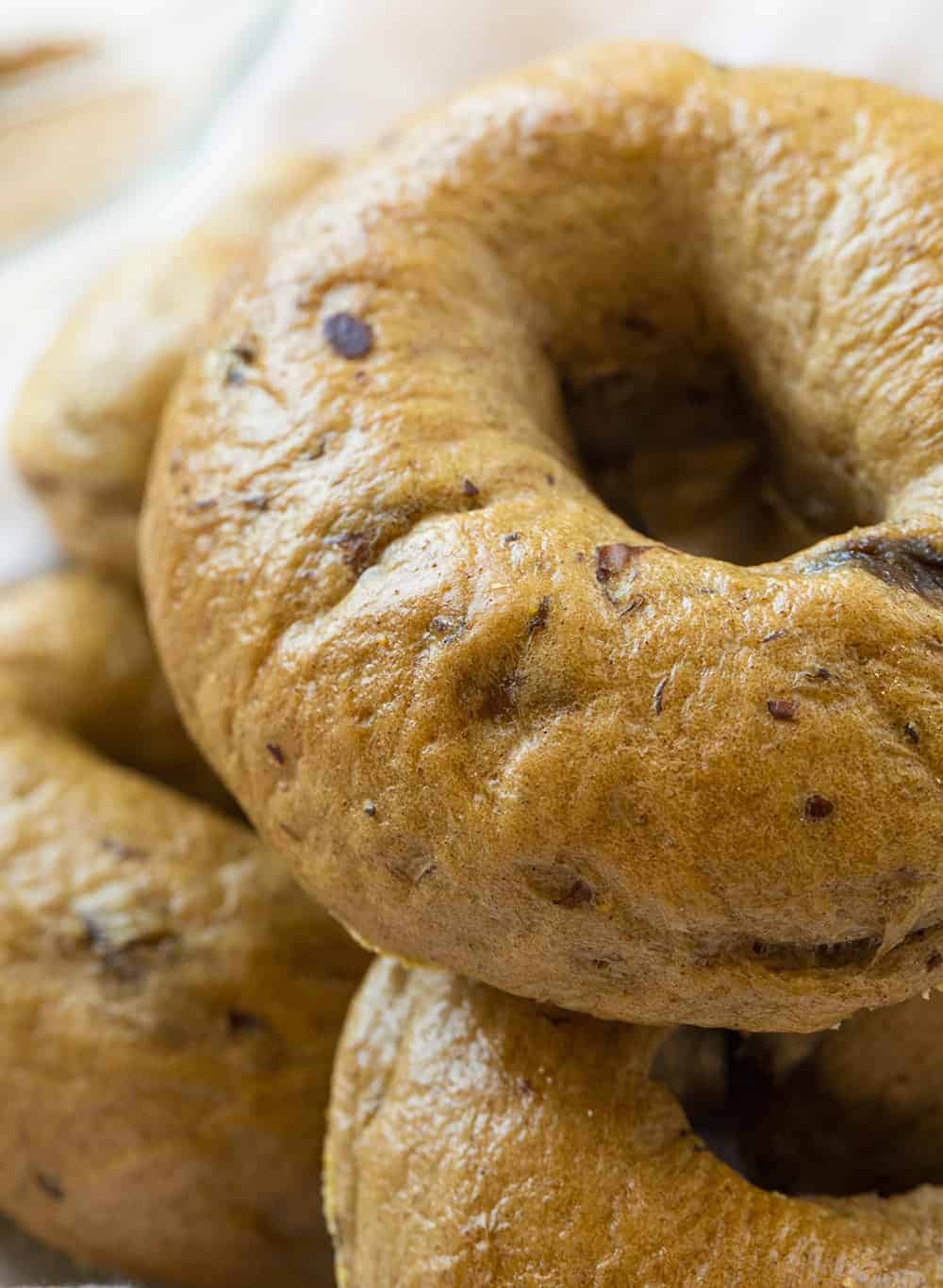 Cinnamon Raisin Bagels are homemade bagels that are loaded with plump raisins and just the right amount of cinnamon spice! Cinnamon Raisin Bagels, How to Make Cinnamon Raisin Bagels, Easy Cinnamon Raising Bagels, the best bagels, homemade bagels, the Best Homemade Bagels, Sweet Bagels, Bagel Recipe, Breakfast, Recipes, i am baker, iambaker 肉桂葡萄干面包圈近距离看到纹理