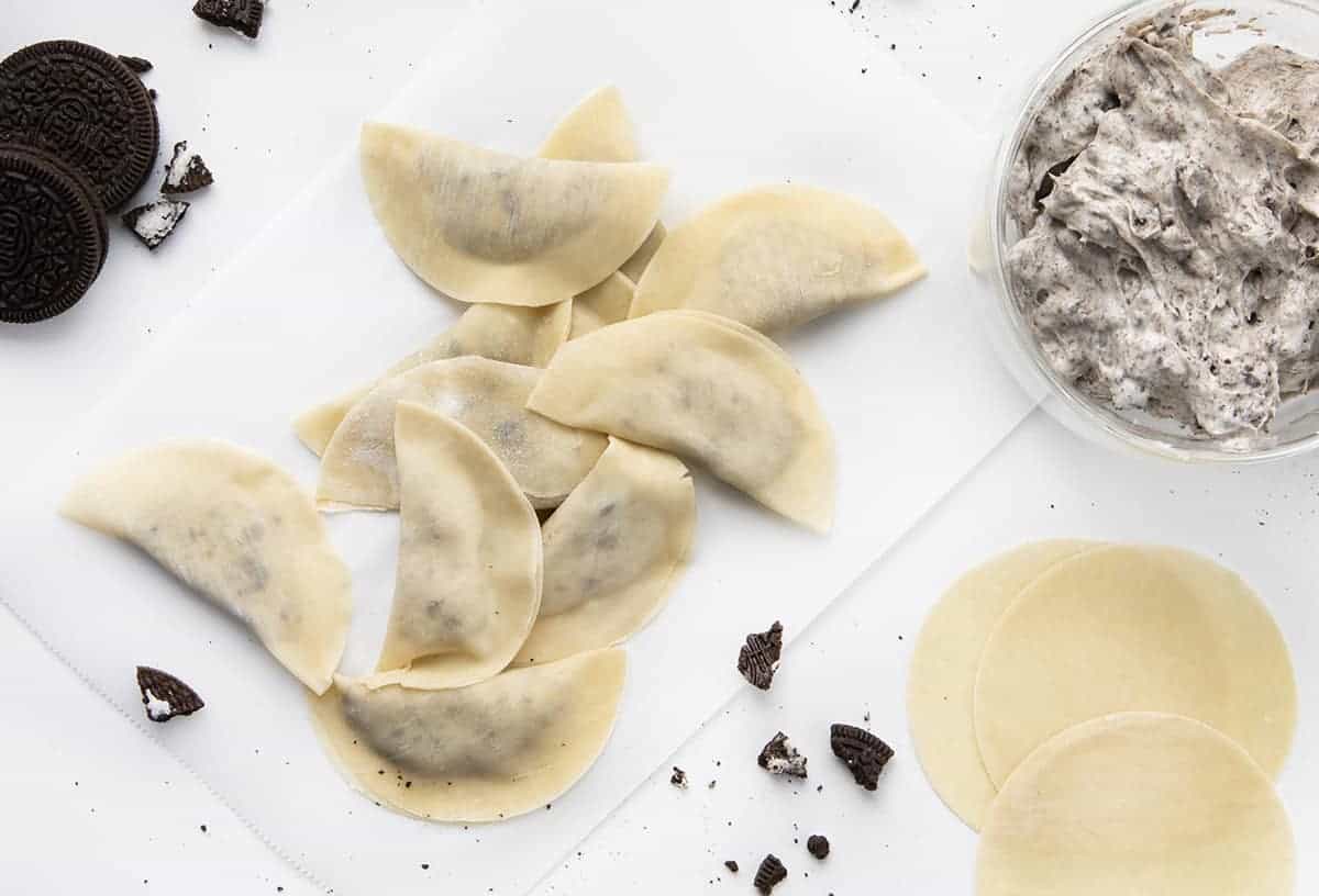 Oreo Wontons are wonton wrappers filled with a sweet and cream cheese and Oreo cookie mixture, fried to dessert perfection. Cookies and Cream Wontons, Cookies and Cream Eggrolls, Tiktok Oreo Eggrolls, How to Make Oreo Wontons, Deep Fried Oreo Wontons, Dessert, Deep Fried Desserts, Oreo desserts, sweet appetizers, i am baker, iambaker 过程镜头显示如何制作油炸奥利奥馄饨-饼干和奶油鸡蛋卷