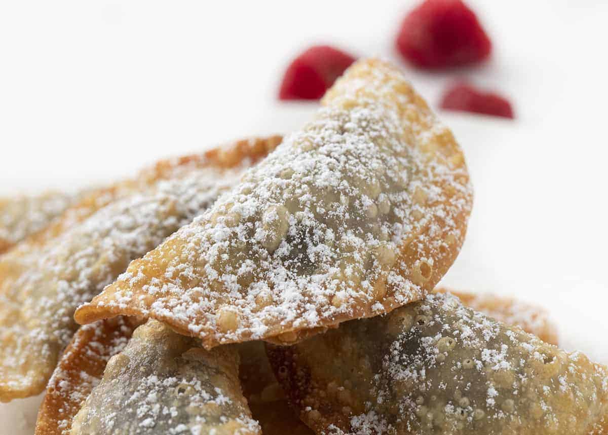 Oreo Wontons are wonton wrappers filled with a sweet and cream cheese and Oreo cookie mixture, fried to dessert perfection. Cookies and Cream Wontons, Cookies and Cream Eggrolls, Tiktok Oreo Eggrolls, How to Make Oreo Wontons, Deep Fried Oreo Wontons, Dessert, Deep Fried Desserts, Oreo desserts, sweet appetizers, i am baker, iambaker 非常近的油炸奥利奥馄饨-饼干和奶油鸡蛋卷