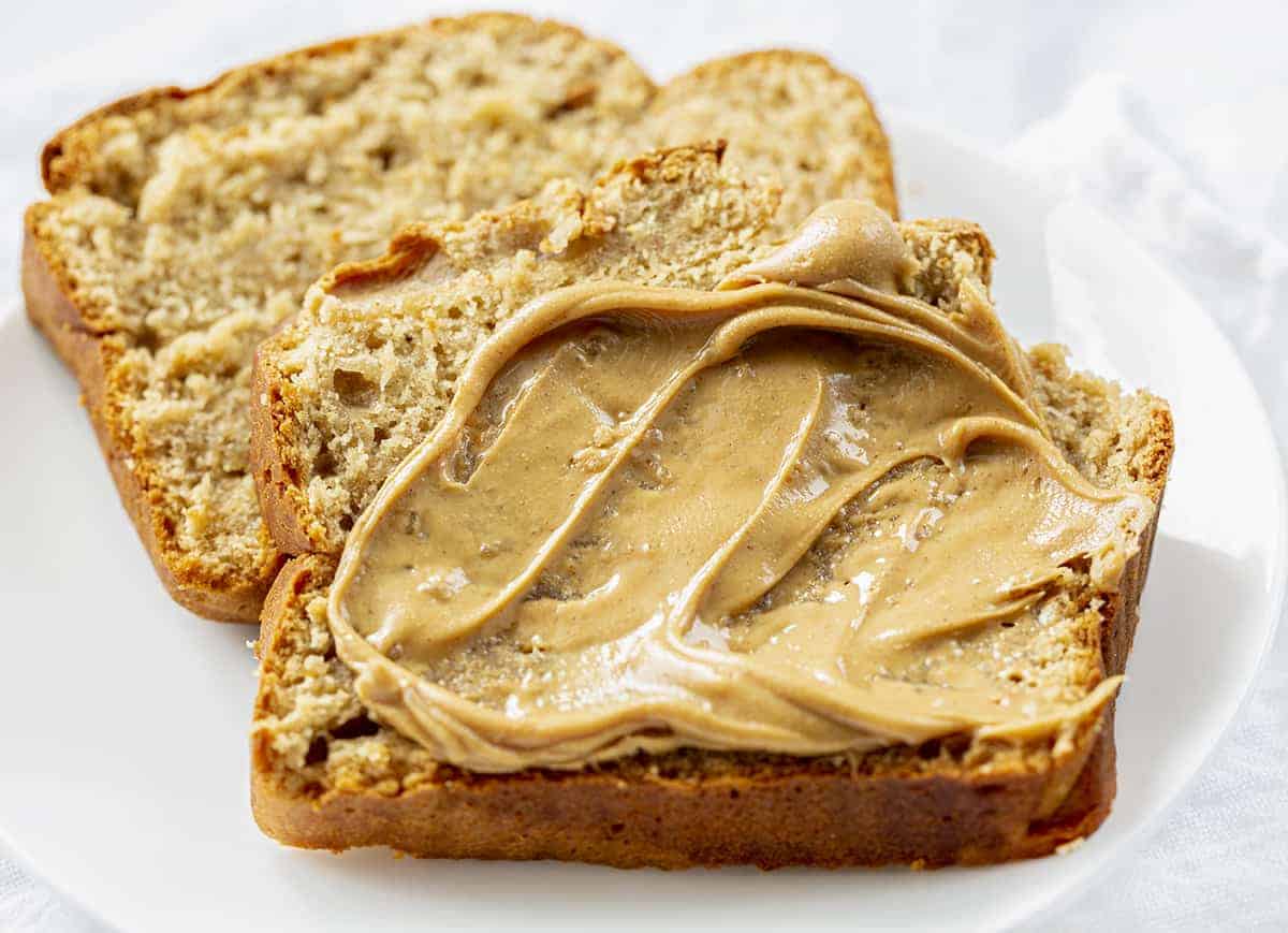 Peanut Butter bread is a super simple, but tasty bread that you can prepare in a blender! Blender Bread, Blender Peanut Butter Bread, How to Make Bread in a Blender, Easy Blender Bread, Easy Peanut Butter Bread, Breakfast, Recipes, Peanut Butter Banana Bread, i am baker, iambaker 花生酱面包片,上面多涂点花生酱