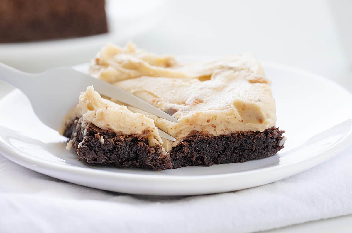 Butterfinger Brownies are fudgy and perfectly baked brownies topped with a sweet homemade Butterfinger frosting! Butterfinger Brownies, Butterfinger Brownie Recipe, Butterfinger Frosting, Butterfinger Buttercream, baking, recipes, iambaker, i am baker, dessert 用叉子咬黄油手指布朗尼蛋糕