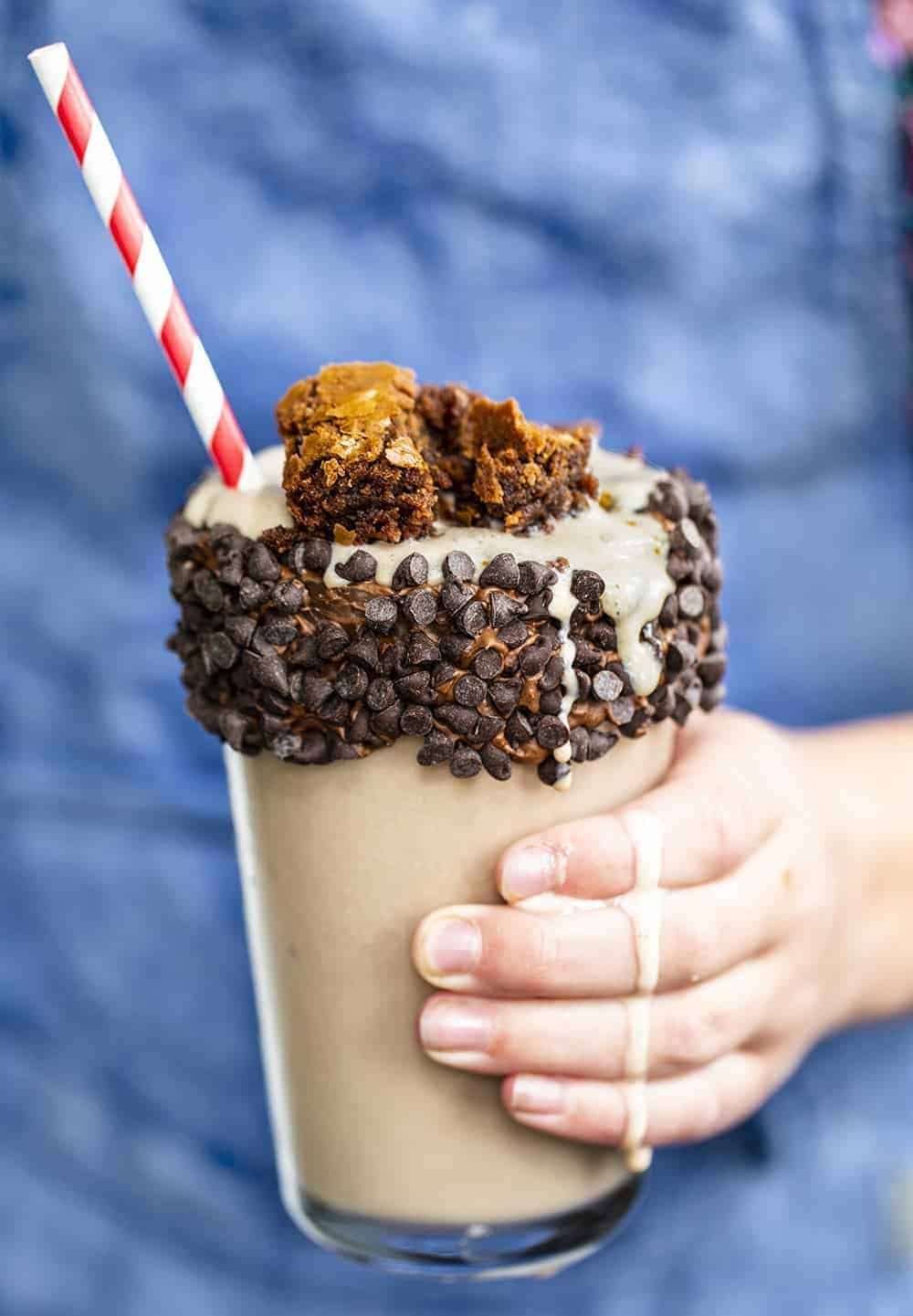 This Chocolate Milkshake is served in a glass with a chocolate frosted rim and mini chocolate chips, all topped with homemade brownie pieces for an extra special milkshake! Chocolate Milkshake, Ultimate Chocolate Milkshake, Brownie Milkshake, Chocolate Milkshake with Brownie, Triple Chocolate Milkshake, milkshake, milkshake recipes, i am baker, iambaker, recipe 牵手最终与布朗尼巧克力奶昔