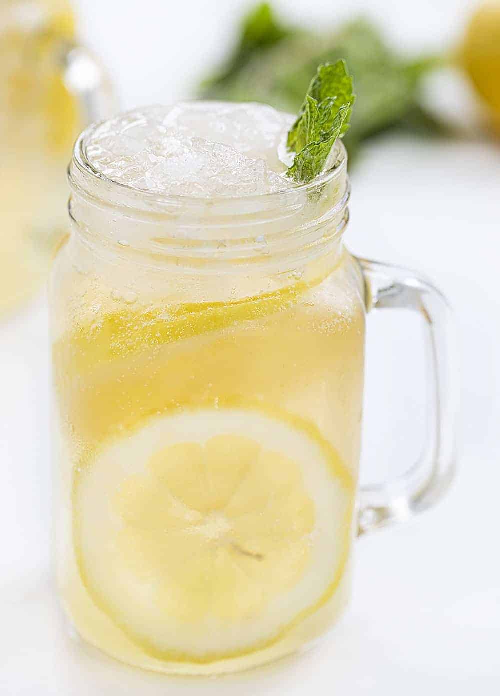 Minnesota Spiked Lemonade is a sweet cocktail made with fresh lemon juice and spiked with vodka for a refreshing adult beverage, perfect for hot summer days! Spiked Lemonade, Adult Lemonade, Cocktails, Adult Drinks, Alcohol Recipes, Lemonade, Vodka Lemonade, i am baker, iambaker, drink recipes 一杯明尼苏达薄荷柠檬水