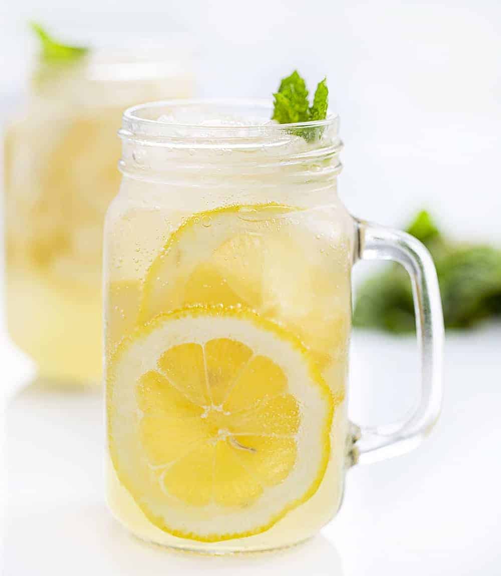 Minnesota Spiked Lemonade is a sweet cocktail made with fresh lemon juice and spiked with vodka for a refreshing adult beverage, perfect for hot summer days! Spiked Lemonade, Adult Lemonade, Cocktails, Adult Drinks, Alcohol Recipes, Lemonade, Vodka Lemonade, i am baker, iambaker, drink recipes 一杯清凉的明尼苏达加柠檬柠檬水