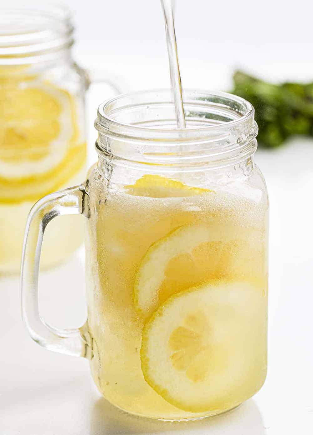 Minnesota Spiked Lemonade is a sweet cocktail made with fresh lemon juice and spiked with vodka for a refreshing adult beverage, perfect for hot summer days! Spiked Lemonade, Adult Lemonade, Cocktails, Adult Drinks, Alcohol Recipes, Lemonade, Vodka Lemonade, i am baker, iambaker, drink recipes 把姜汁汽水倒进加薄荷的柠檬水里