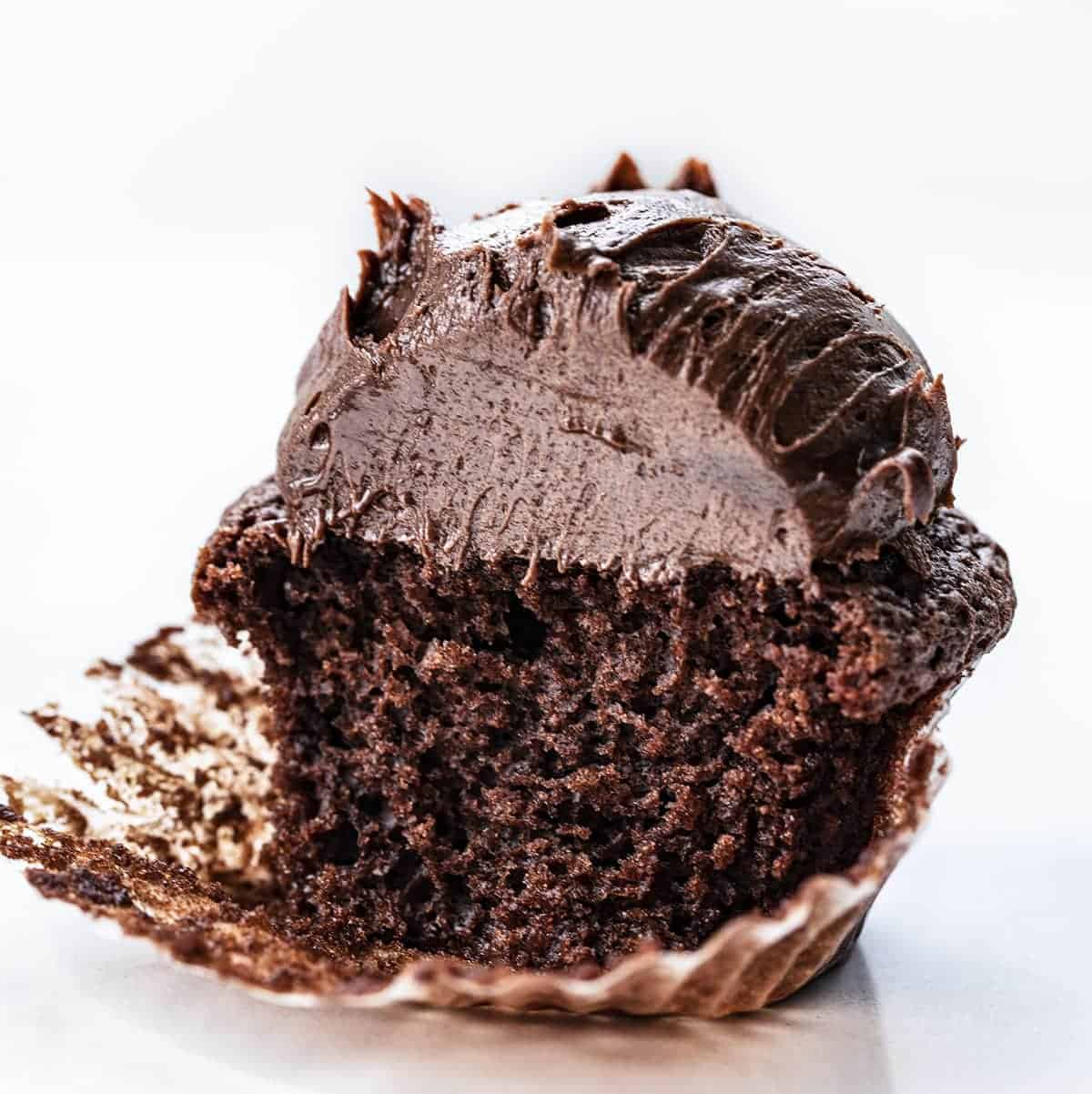 巧克力布朗尼蛋糕切成显示里面柔软的质地