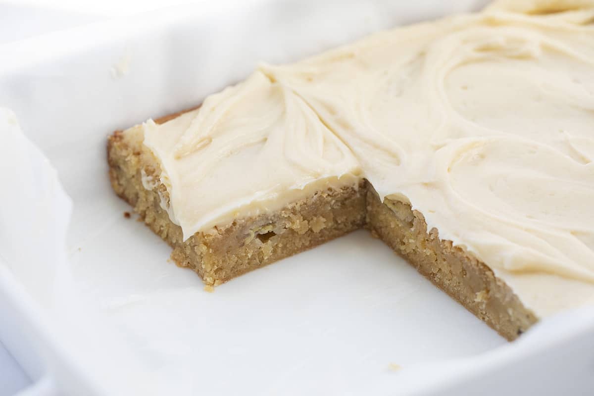 Ooey Gooey Banana Bars are sweet and moist dessert bars that are loaded with bananas and frosted with homemade salted caramel buttercream. Banana Bars, Banana Cake, Banana Blondies, Banana Dessert, Dessert, Salted Caramel Frosting, Frosting, Salted Caramel, Baking, i am baker, iambaker 黏黏的香蕉棒与盐焦糖糖霜在平底锅与5条移除