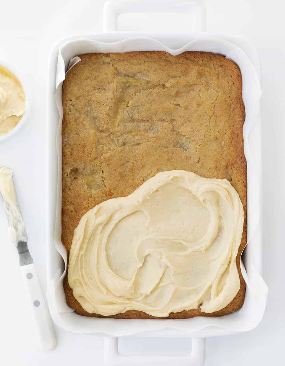 Ooey Gooey Banana Bars are sweet and moist dessert bars that are loaded with bananas and frosted with homemade salted caramel buttercream. Banana Bars, Banana Cake, Banana Blondies, Banana Dessert, Dessert, Salted Caramel Frosting, Frosting, Salted Caramel, Baking, i am baker, iambaker 黏黏的香蕉棒在平底锅里,涂上一半的糖霜