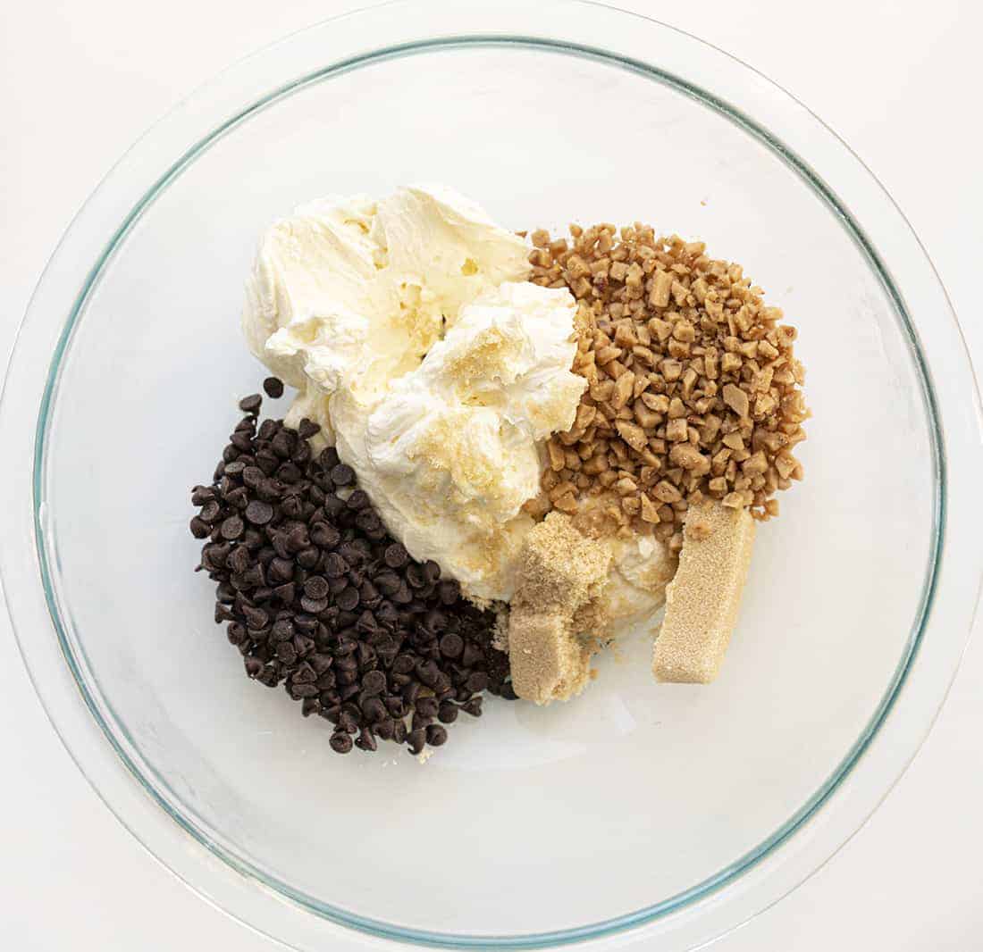 Apple Toffee Dip is a cream cheese-based, no-bake dip that is loaded with toffee bits and chocolate chips that is as easy to put together as it is delicious! Easy Dip, Apple Dip, Green Apple Dip, Col Dips, Appetizer, i am baker, iambaker, recipes 苹果太妃糖蘸酱的配料