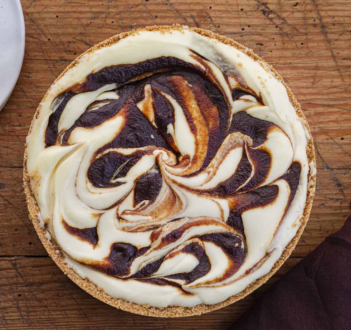 Apple Butter Cheesecake is a no-bake cheesecake made with a graham cracker crust filled with a creamy cheesecake and apple butter swirl. Cheesecake, Apple Butter Cheesecake, No Bake Cheesecake, Classic Cheesecake, Dessert, recipes, i am baker, iambaker 头顶满是苹果黄油芝士蛋糕