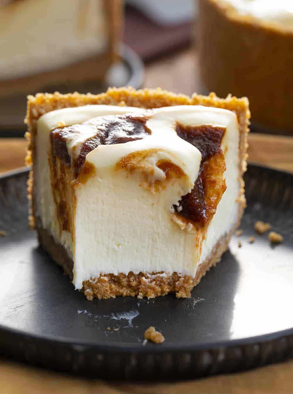 Apple Butter Cheesecake is a no-bake cheesecake made with a graham cracker crust filled with a creamy cheesecake and apple butter swirl. Cheesecake, Apple Butter Cheesecake, No Bake Cheesecake, Classic Cheesecake, Dessert, recipes, i am baker, iambaker 苹果黄油芝士蛋糕的内部