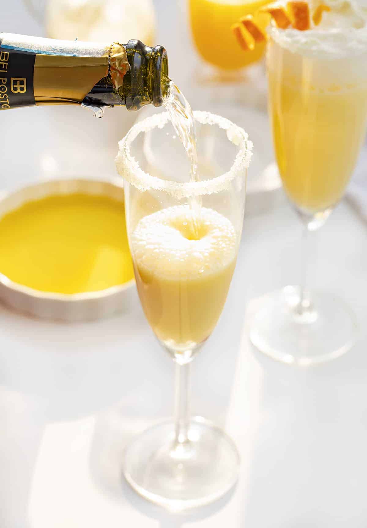 Creamsicle Prosecco is a refreshing cocktail made with orange juice and heavy cream, topped with Prosecco and served in a sugar-rimmed glass. Creamsicle Drink, How to Make a Creamsicle Drink, Creamsicle Cocktail, cocktails, beverages, drinks, best cocktails, i am baker, iambaker Prosecco涌入Creamsicle Prosecco饮料