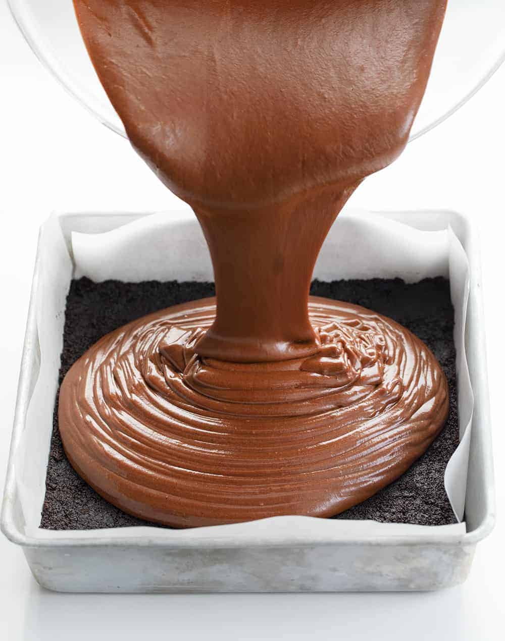 将巧克力芝士蛋糕倒入有奥利奥皮的平底锅中