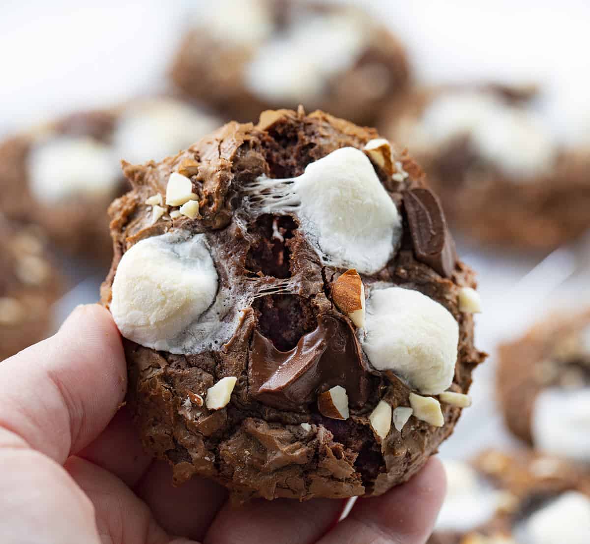Rocky Road Cookies are chocolate cookies loaded with semi-sweet chocolate chunks and almonds, topped with mini marshmallows. Cookies, Rocky Road Cookies, Baking, Dessert, chocolate cookies, Chocolate Marshmallow Cookies, party cookies, BBQ cookies, cookout cookies, i am baker, iambaker 手握Rocky Road饼干
