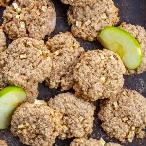 苹果燕麦饼干和苹果片从柜台开销。