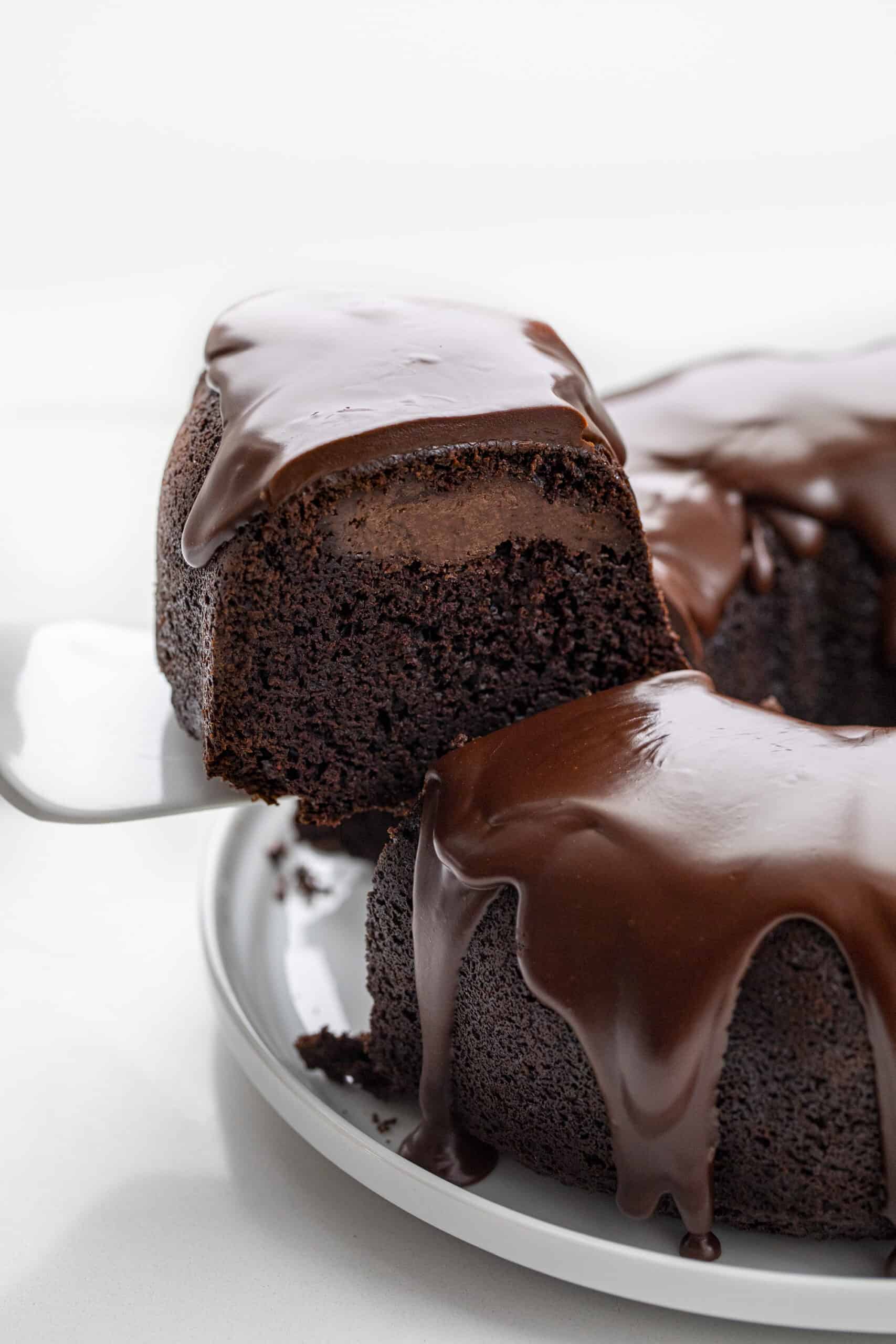 拿起一块巧克力蛋糕