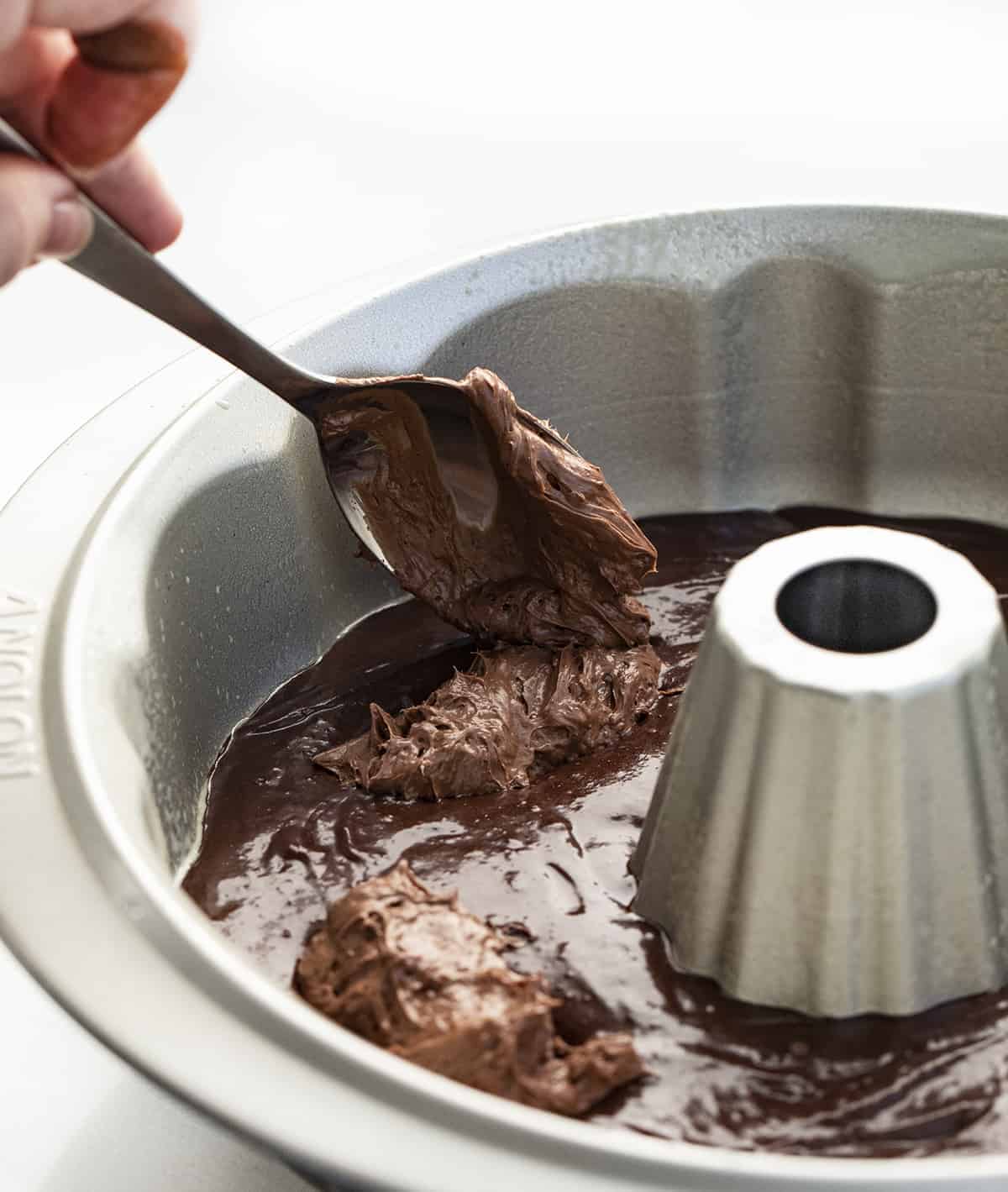 巧克力奶油芝士加入巧克力软糖蛋糕盘