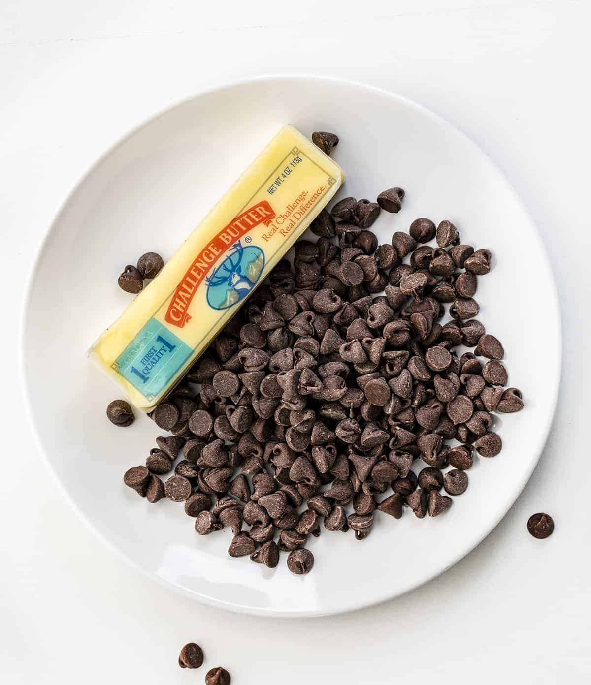 在制作黄油巧克力甘纳许之前，先在盘子里放上黄油和巧克力片