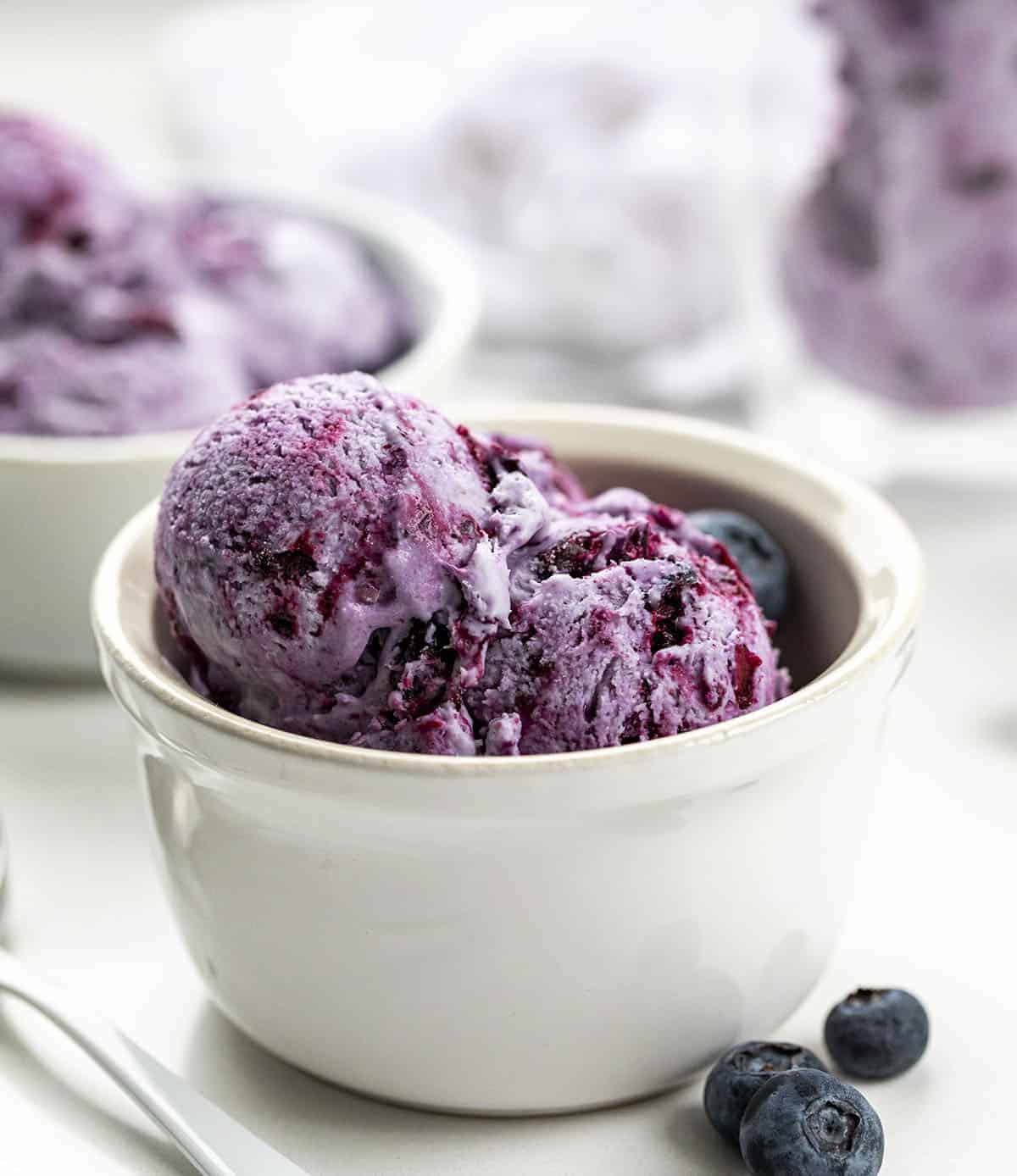 白碗蓝莓No-Churn与白勺和蓝莓冰淇淋柜台。
